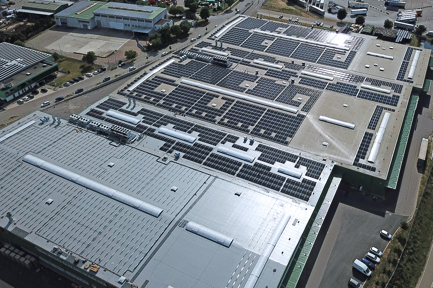 Photovoltaikanlagen auf Unternehmensdächern bieten auch nach dem Auslaufen der EEG-Förderung großes Potenzial für eine wirtschaftliche Eigenversorgung. Foto: actensys GmbH