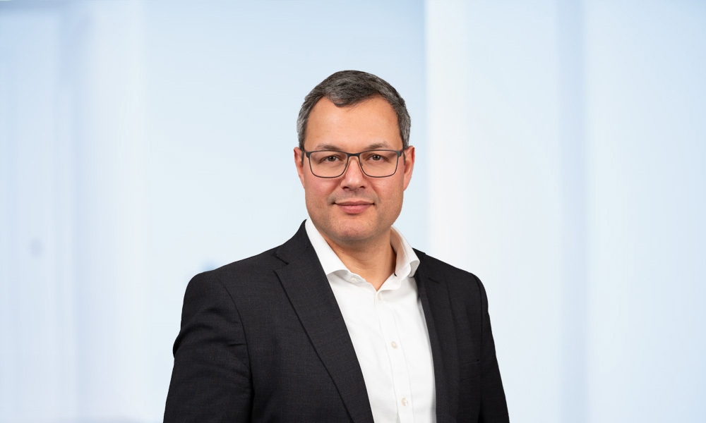 Mikhail Rasumny ist Partner bei der Augsburger Wirtschaftskanzlei Sonntag und Partner Partnerschaftsgesellschaft mbB. Er begleitet unter anderem Unternehmenskäufe und -verkäufe und Due Diligence-Prozesse. Foto: Sonntag