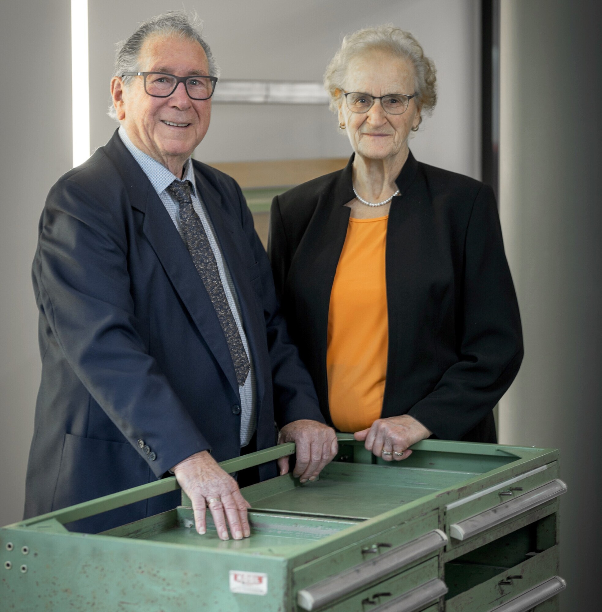 Adolf und Elsa Kögl an einer der ersten Werkbänke aus eigener Fertigung. Foto: Kögl