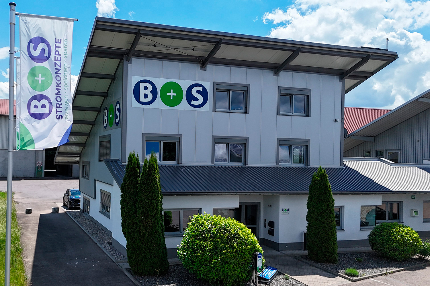 Der Firmenstandort von B + S Stromkonzepte in Altenstadt bei Illertissen, im Landkreis Neu-Ulm. Foto: B+ S