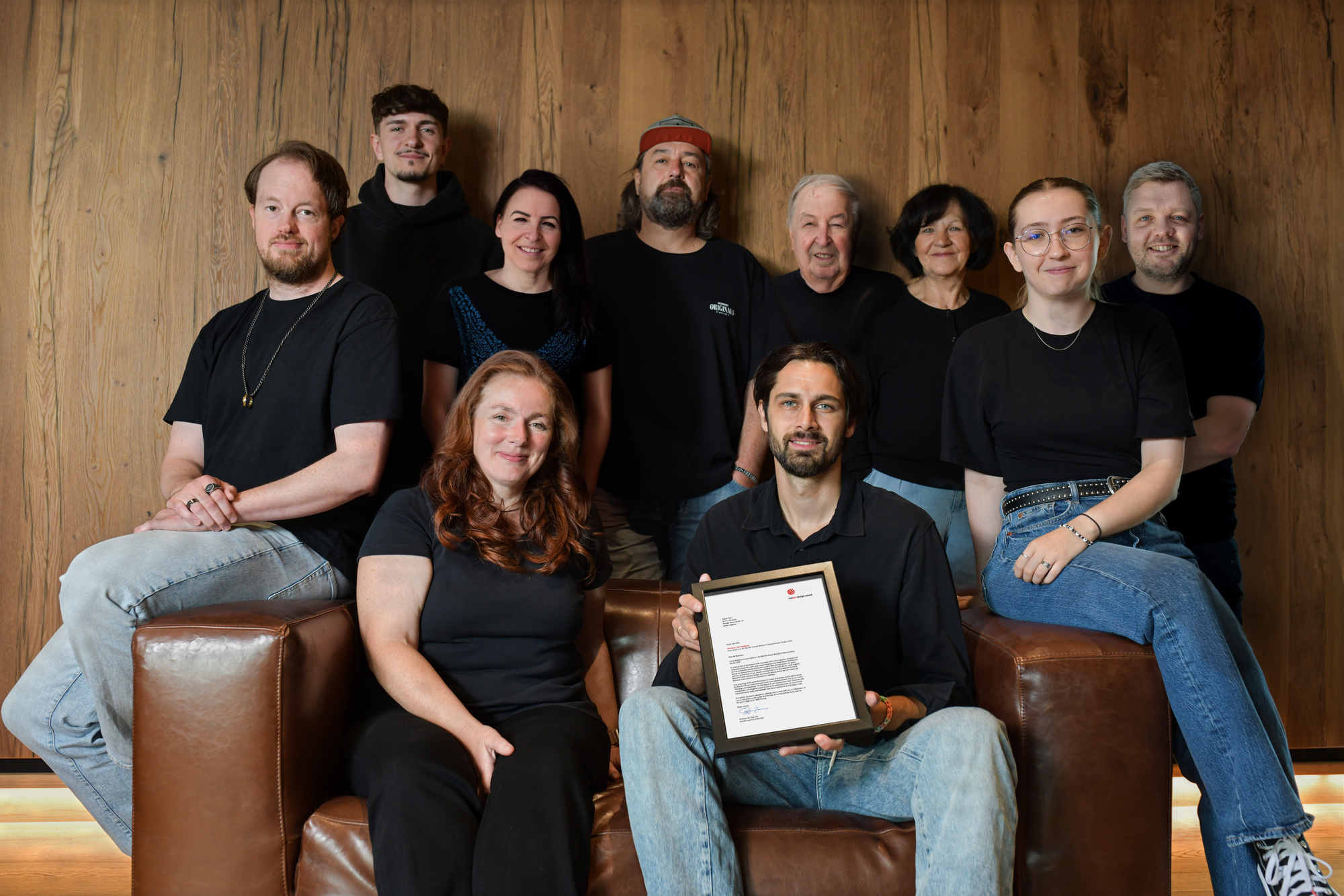 Das Team hinter der Werbeagentur Voegele feut sich über den Red Dot Award: Brands & Communication Design 2026.