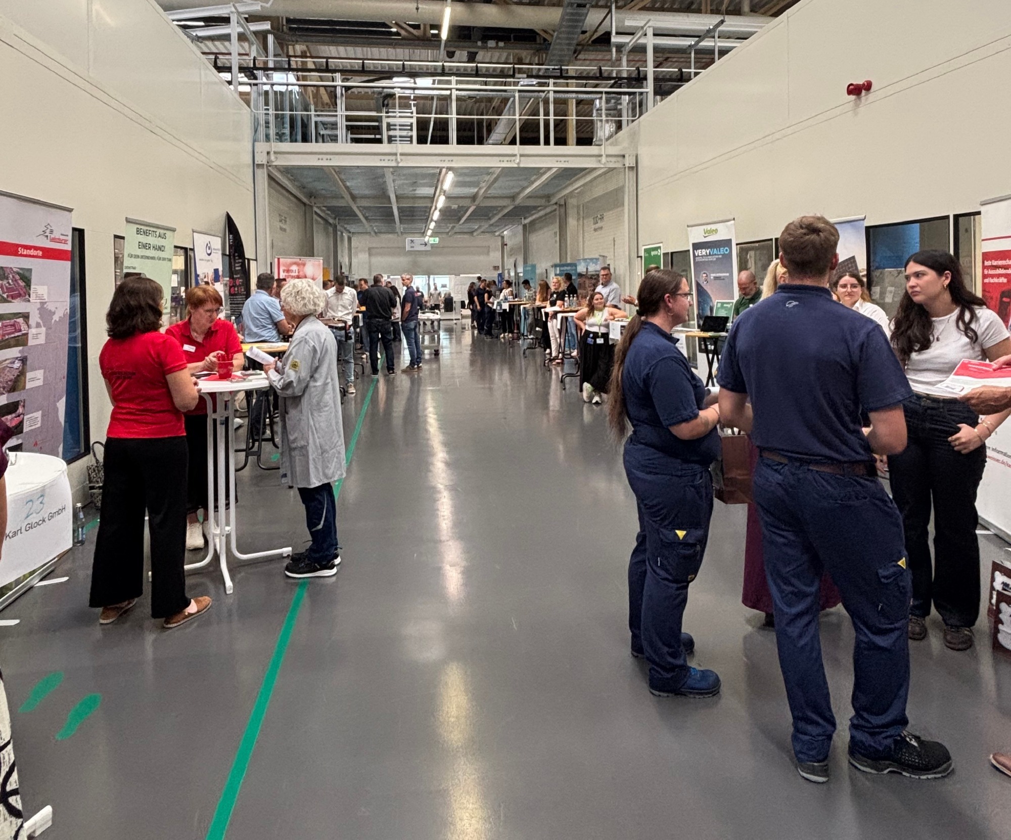 Der Batteriehersteller Varta beendet Ende Oktober 2026 die Produktion in Nördlingen. Eine Inhouse-Jobbörse soll Beschäftigten fr