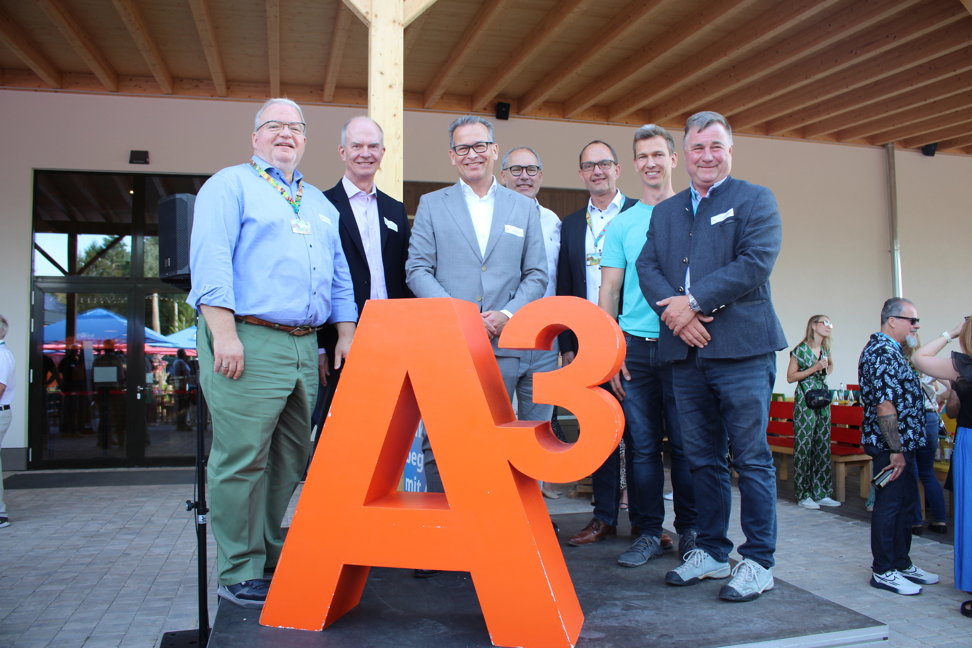 Von links: Andreas Thiel (Geschäftsführer der Regio Augsburg Wirtschaft GmbH), Dietrich Gemmel (A³ Fördervorstand), Wolfgang Tinzmann (1. Vorsitzender des A³ Fördervereins), Andreas Wiesner (Bürgermeister Dasing), Thomas Hofreiter und Fördervereinsmitglied Werner Ziegelmeier. Foto: B4B/ Katharina Seeburger