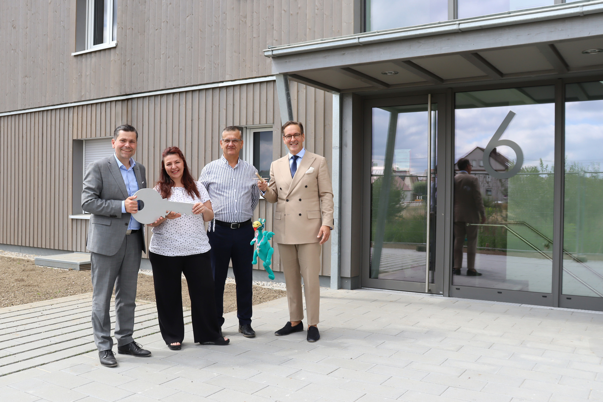 Die ersten Mieter beziehen die Neubauanlage in der Urmelstraße im Stadtteil Lechhausen. (v.l.n.r.): OB Florian Freund, Mieterin