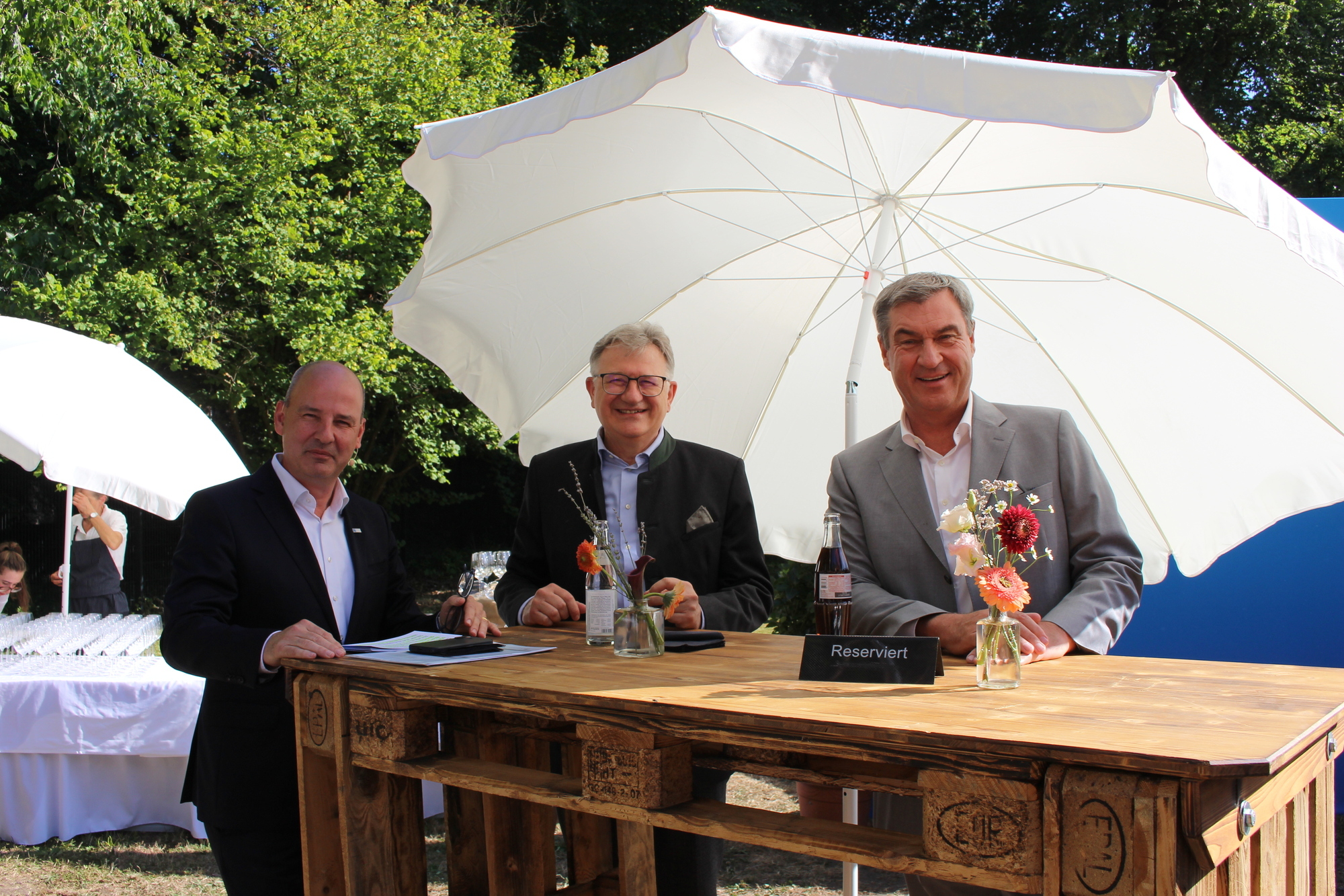 Dr. Marc Lucassen, Hauptgeschäftsführer IHK Schwaben und Reinhold Braun, IHK-Präsident, diskutierten mit Bayerns Ministerpräsident Markus Söder beim Sommerfest der IHK Schwaben. Foto: Angelina Märkl / B4BSCHWABEN.de