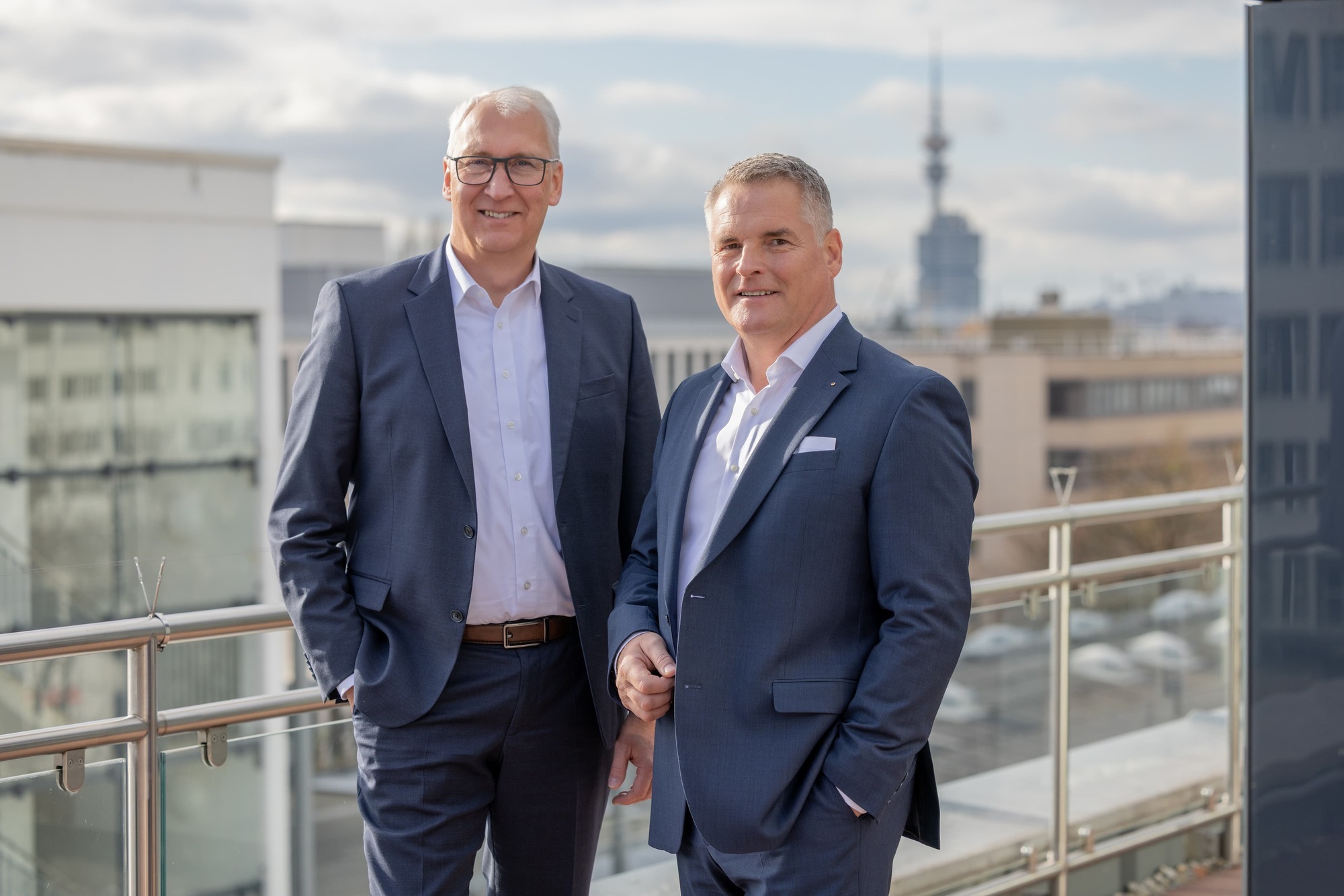 Maximilian Oertle (l.), Technischer Geschäftsführer, und Soeren Wendler (r.), Sprecher der Geschäftsführung von M-net, blicken auf die letzten 30 Jahre Unternehmensgeschichte zurück. Foto: M-net/Alexandra Beier
