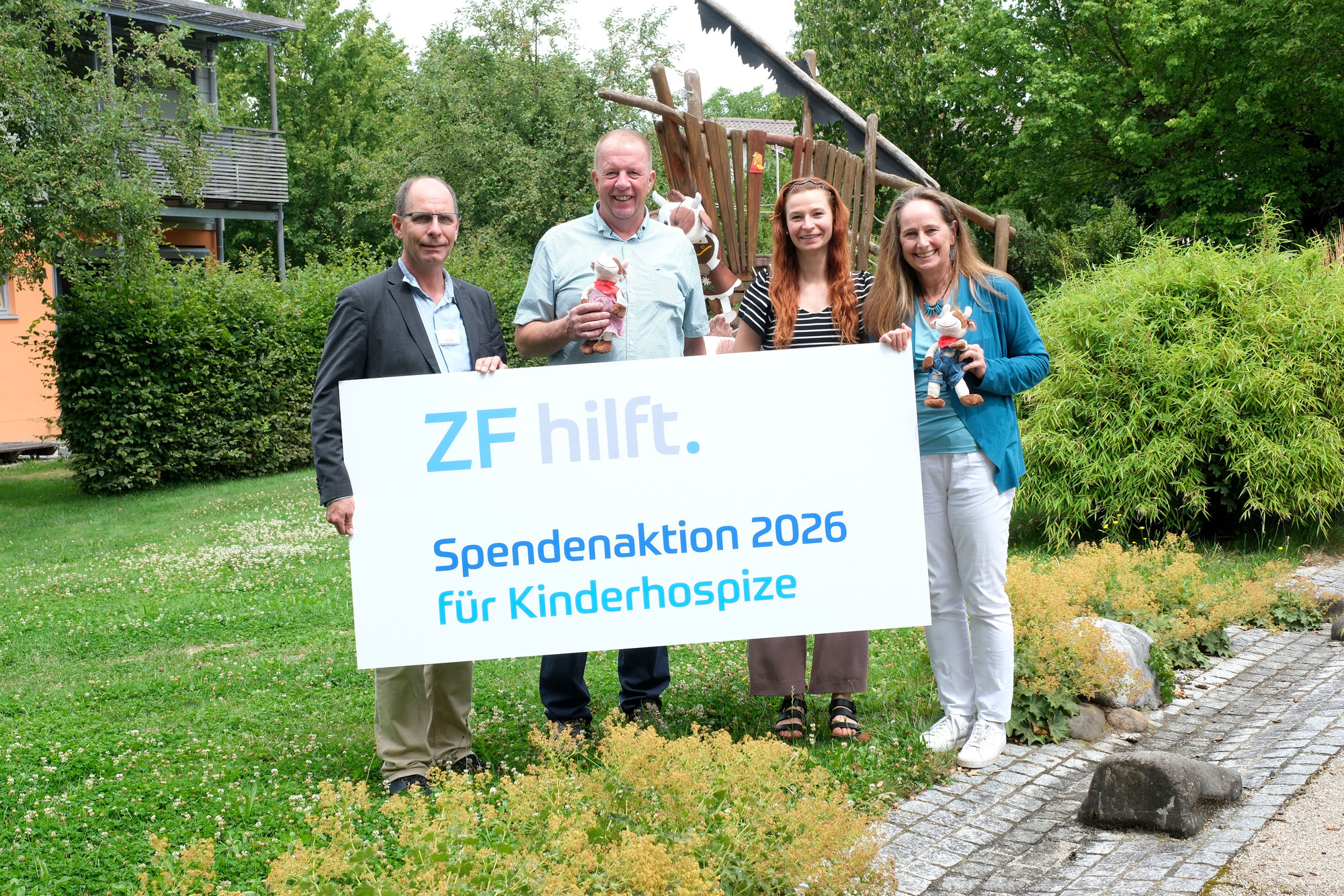 Projektleiterin Susanne Obert (ganz rechts) sowie Alexander Haag, Vorsitzender des Sozialausschusses im ZF-Betriebsrat (2. v. li