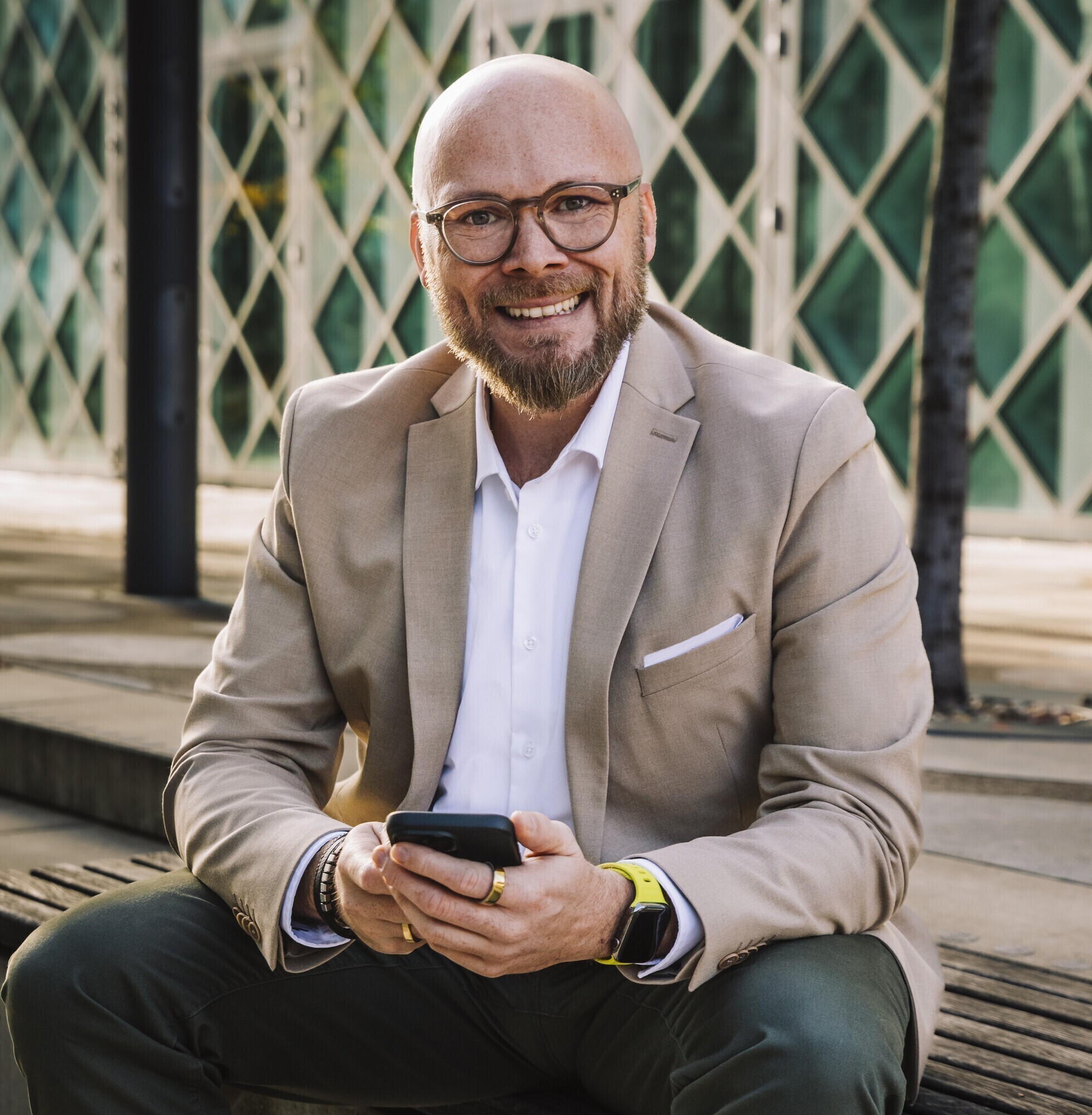 Bayerns Digitalminister Fabian Mehring spricht sich bei einem Besuch in Dinkelscherben für den Einsatz von KI im Hochwasserschut