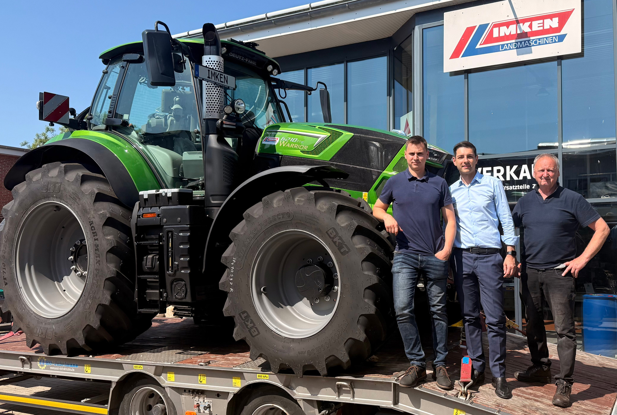 Imken Landmaschinen vertreibt künftig das gesamte Deutz-Traktorenprogramm an der Nordseeküste. (v.l.n.r.): Timon Schnitger (Gesc