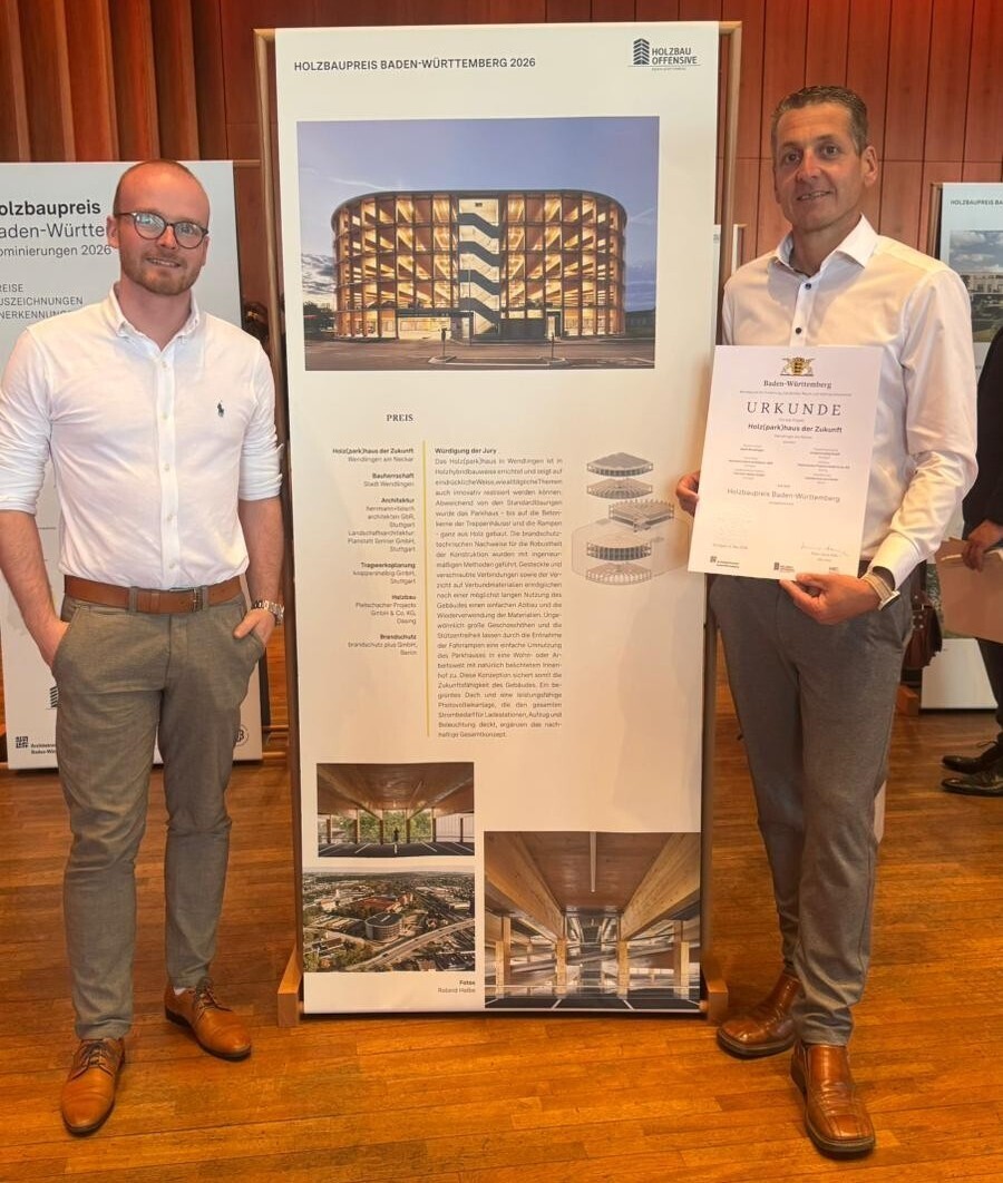 Pletschacher Holzbau erhält den Holzbaupreis Baden-Württemberg für sein innovatives Parkhaus (von links): Johannes Pletschacher, Projektleiter, und Daniel Ruf, Prokurist. Foto: Pletschacher Holzbau