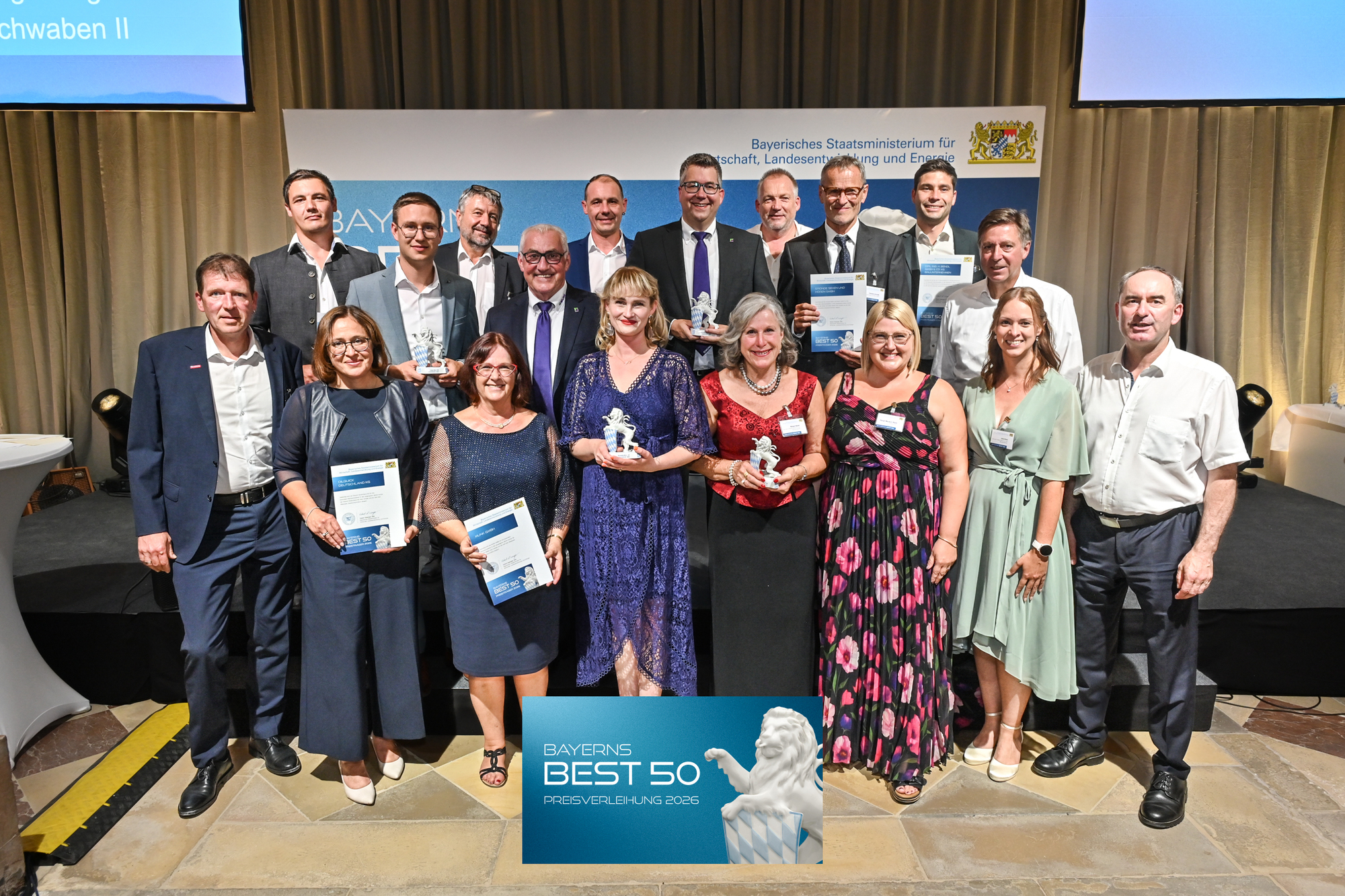 Die Gewinner aus Bayerisch-Schwaben. Hier abgebildet sind Vertreterinnen und Vertreter der Unternehmen Bendl, Gronde, Alois Müller, Munk und Oilquick sowie Hubert Aiwanger und Thomas Edenhofer von Baker Tilly. Foto: StMWi/Heuser