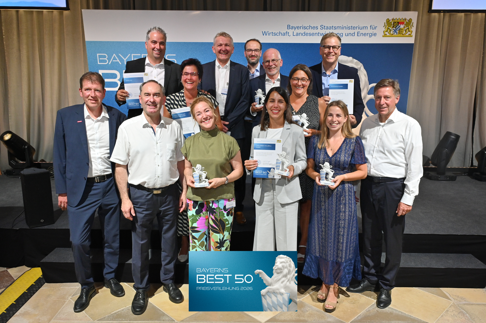 Die Gewinner aus Bayerisch-Schwaben. Hier abgebildet sind Vertreterinnen und Vertreter der Unternehmen Pharmpur, Reico, Schuster Gebäudetechnik, Taglieber Holzbau und WMM mit Hubert Aiwanger und Thomas Edenhofer von Baker Tilly. Foto: StMWi/Heuser