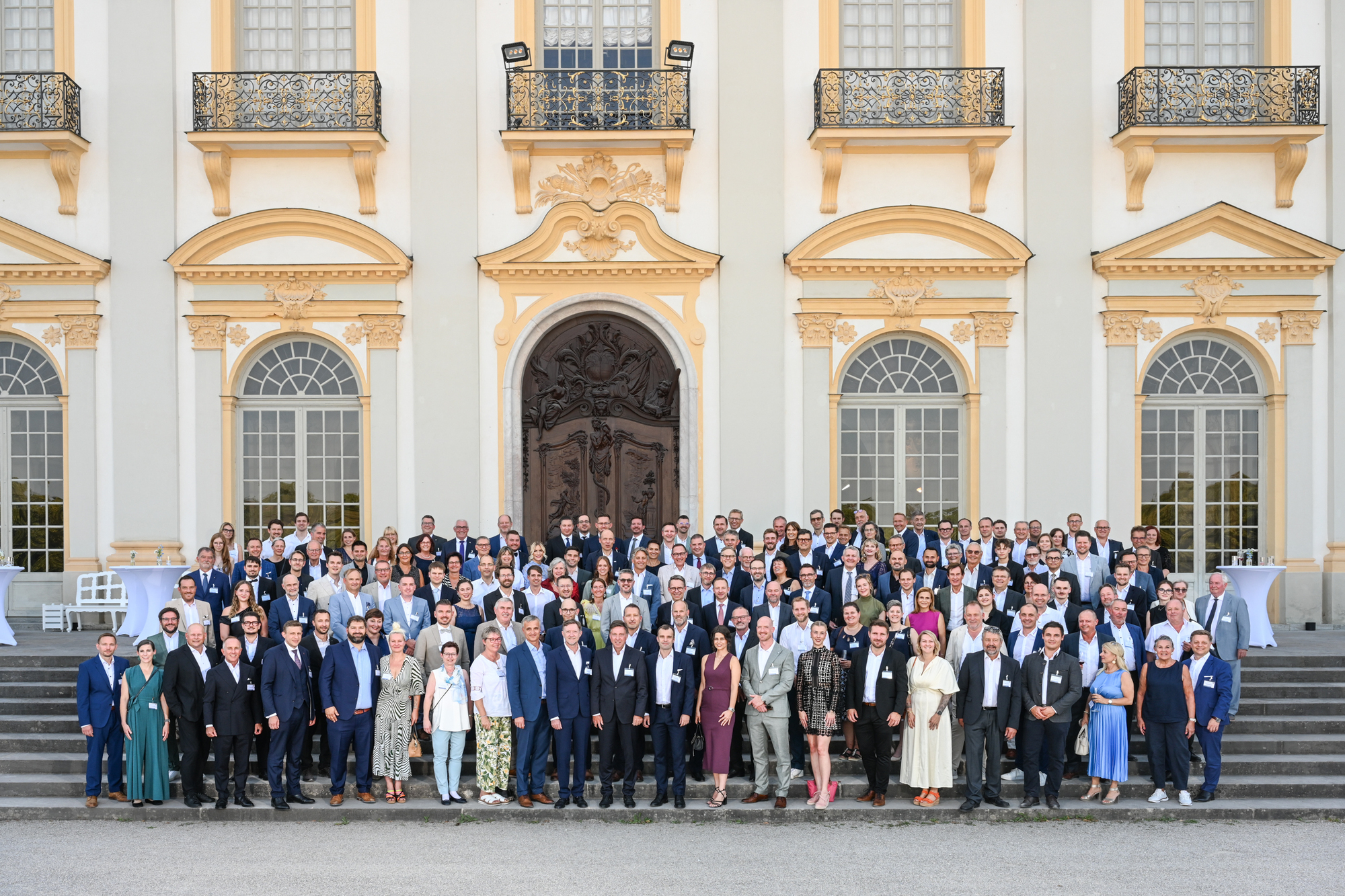 Die ausgezeichneten Mittelständler von "Bayerns Best 50" 2026 vor Schloss Schleißheim. Foto: StMWi/Heuser