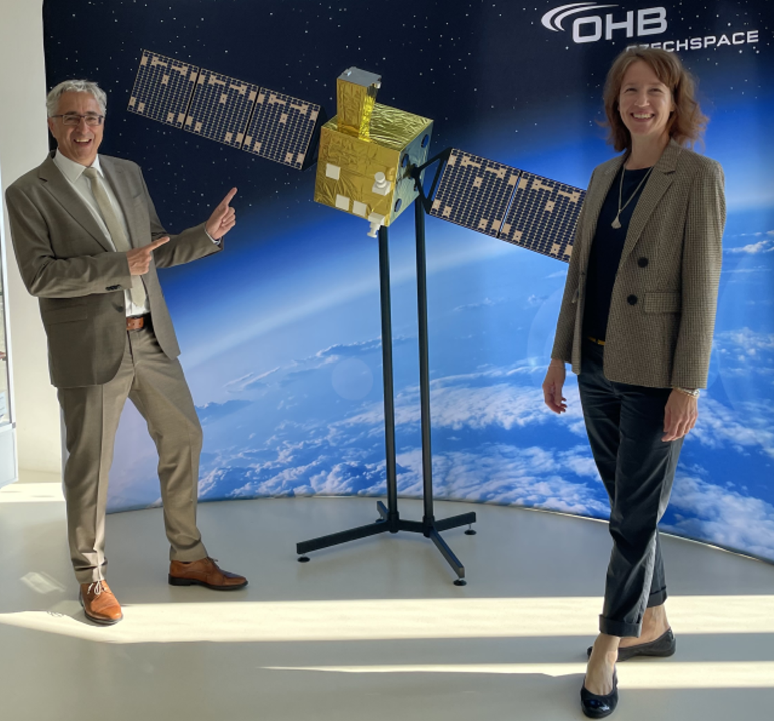 Prof. Dr. Michael Bittner und PD Dr. Sabine Wüst vor einem Modell des Satelliten. Er trägt die Messinstrumente des Projekts Sova