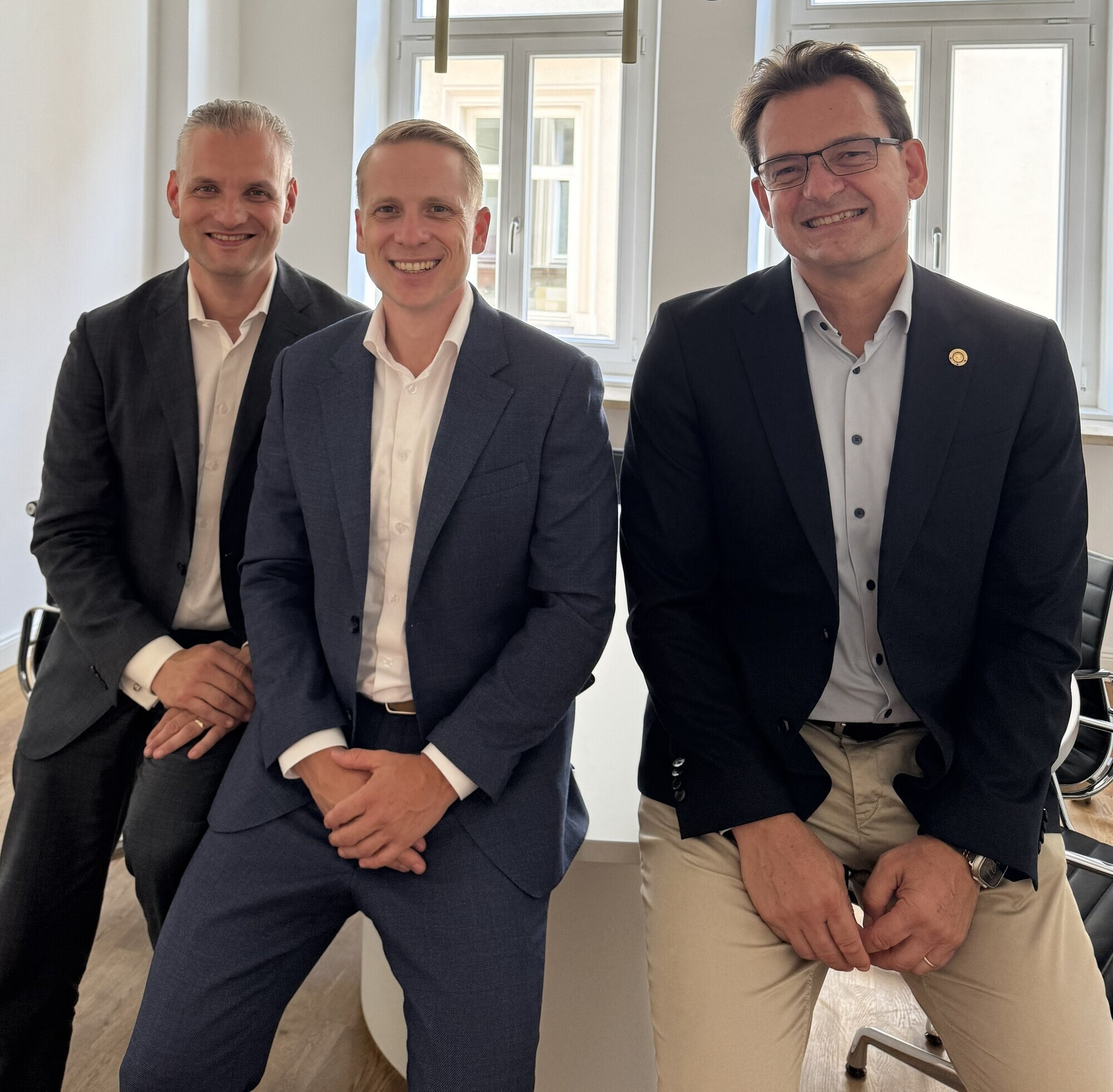 Der neue Vorstand von Vindelici Advisors (v.l.n.r.): Dr. Michael Hofmann, Mitglied des Vorstands, Leonis Petschmann, Vorstandsvorsitzender und Thilo Köppe, Mitglied des Vorstands. Foto: Vindelici Advisors