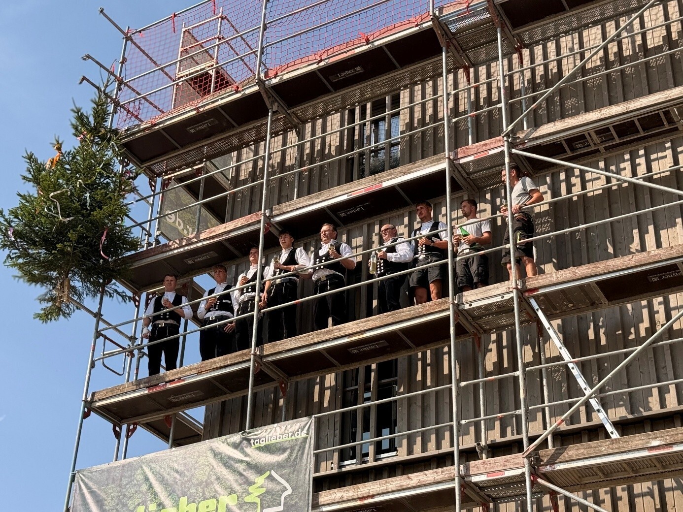Am Richtfest für die neue HolzWelt von Taglieber würdigte die Geschäftsführung den erfolgreichen Fortschritt. Foto: Taglieber Holzbau GmbH