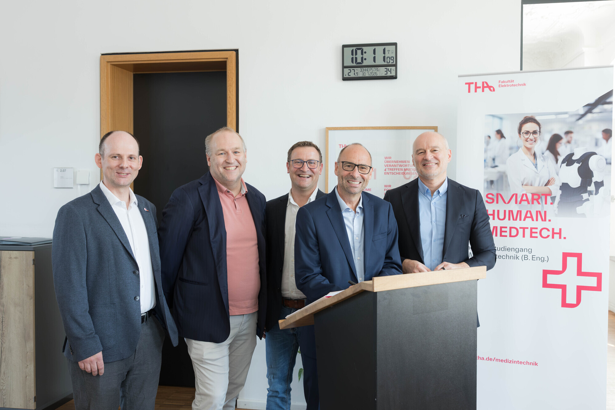 Hier zur neuen Kooperation zwischen Hessing und THA: Studiengangsleiter Prof. Dr.-Ing. Christoph Zeuke, Prof. Dr. med. StephanKratzer, Chefarzt am Zentrum für Anästhesiologie, Intensiv- und Schmerzmedizin, Dr. med.Nils Schikora, Chefarzt am Zentrum für Kinder-, Jugendlichen- und Neuroorthopädie, RolandJ. Kottke, Direktor der Hessing Stiftung, und Prof. Dr. Dr. h.c. Gordon Thomas Rohrmair,Präsident der THA. (v.l.n.r.)  Foto: Matthias Leo/ THA