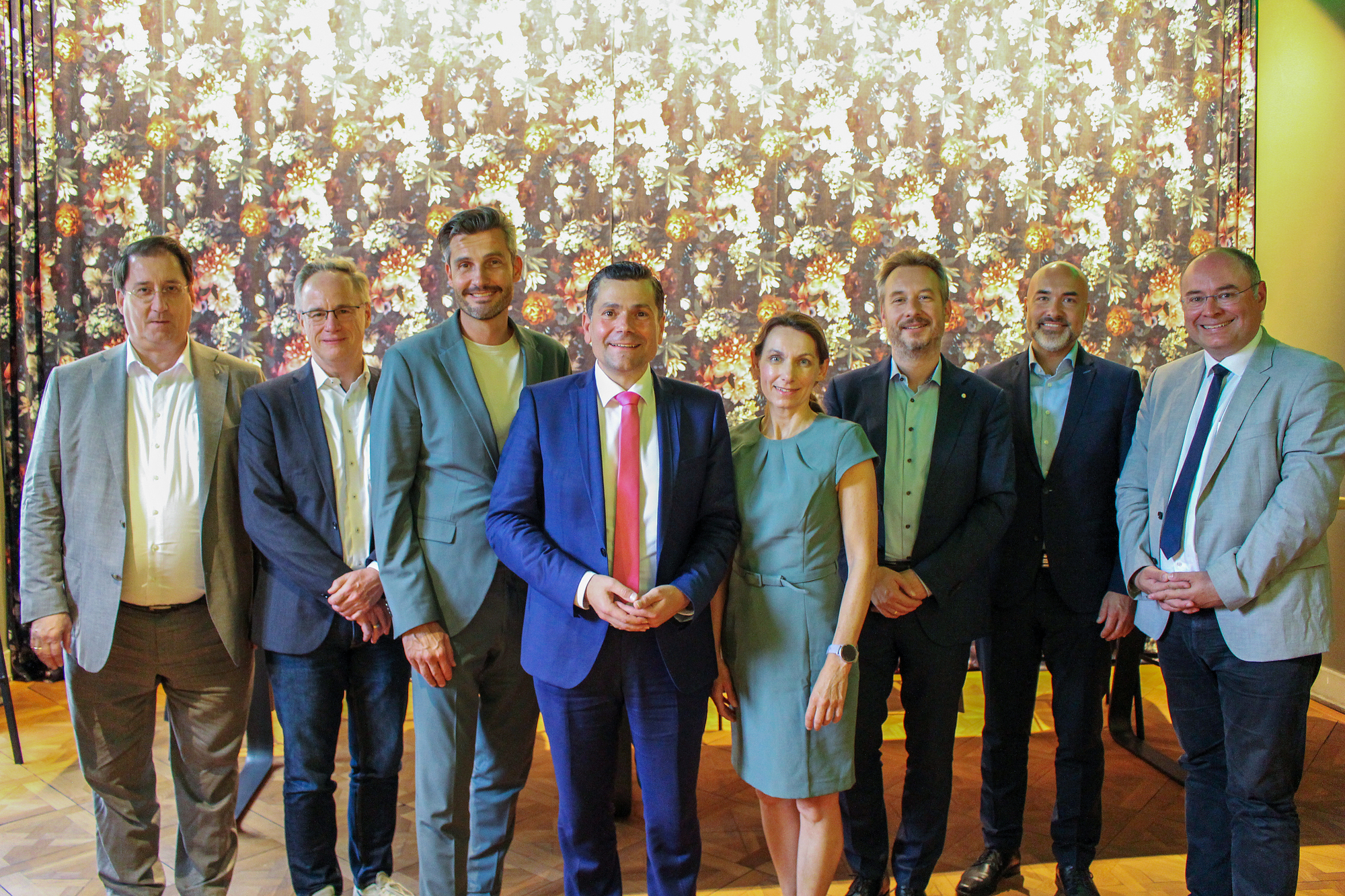 Die Augsburger Stadtregierung unter Oberbürgermeister Florian Freund (v.l.n.r.): Roland Barth, 2. Bürgermeister Dirk Wurm, Oberbürgermeister Dr. Florian Freund, Tatjana Dörfler, Steffen Kercher, Martin Schenkelberg, Frank Pitsch. Foto: Angelina Märkl/B4B Schwaben