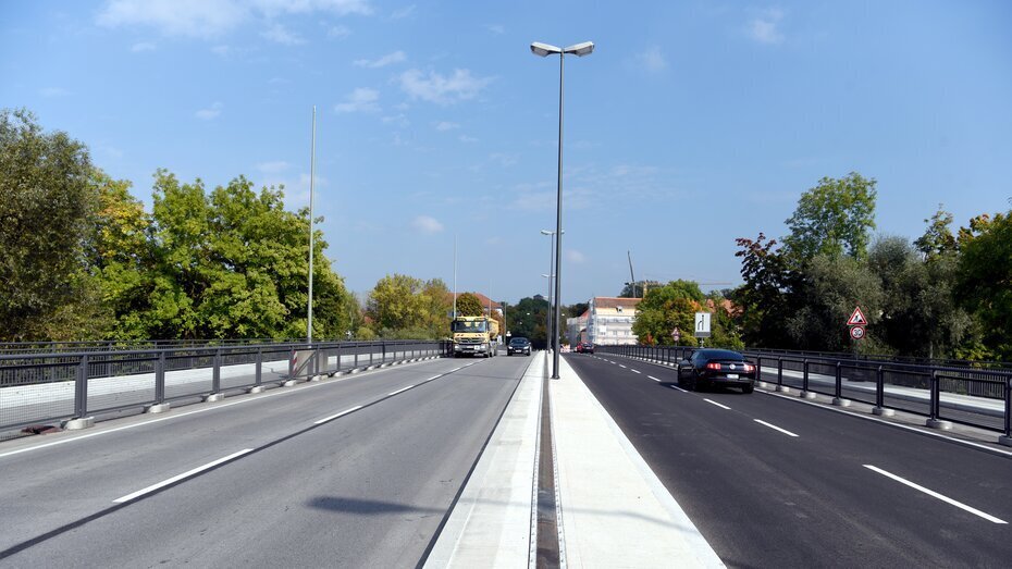 Die MAN-Brücke ist bereit über 60 Jahre alt. Wegen baulichen Mängeln muss sie nun stadtauswärts entlastet werden. Foto: Ruth Plössel/ Stadt Augsburg