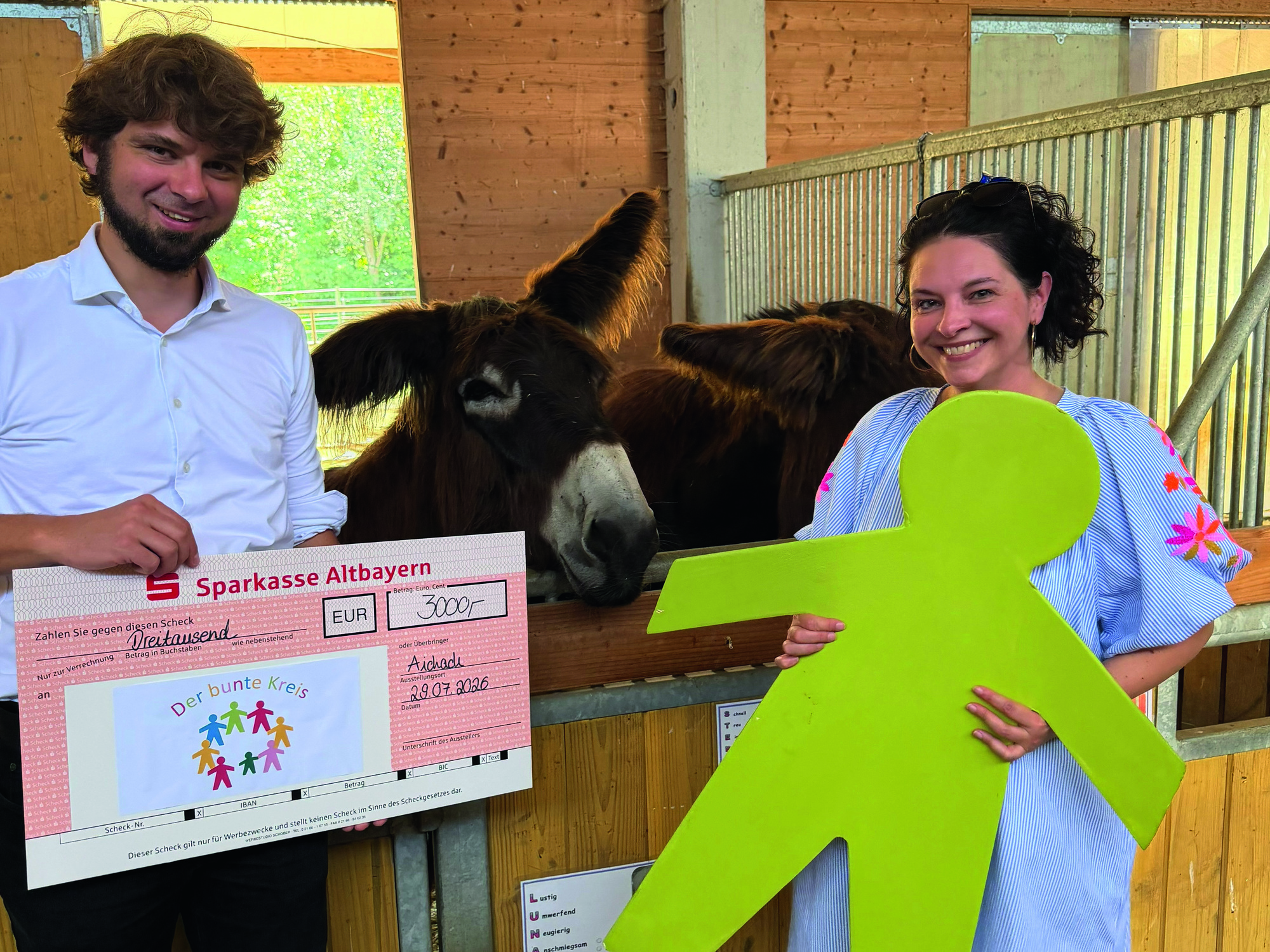 Bernd Mangold, Prokurist und Bereichsleiter Technik bei Juzo, und Jasmin Speth, Fundraising-Referentin des Bunten Kreises Augsbu