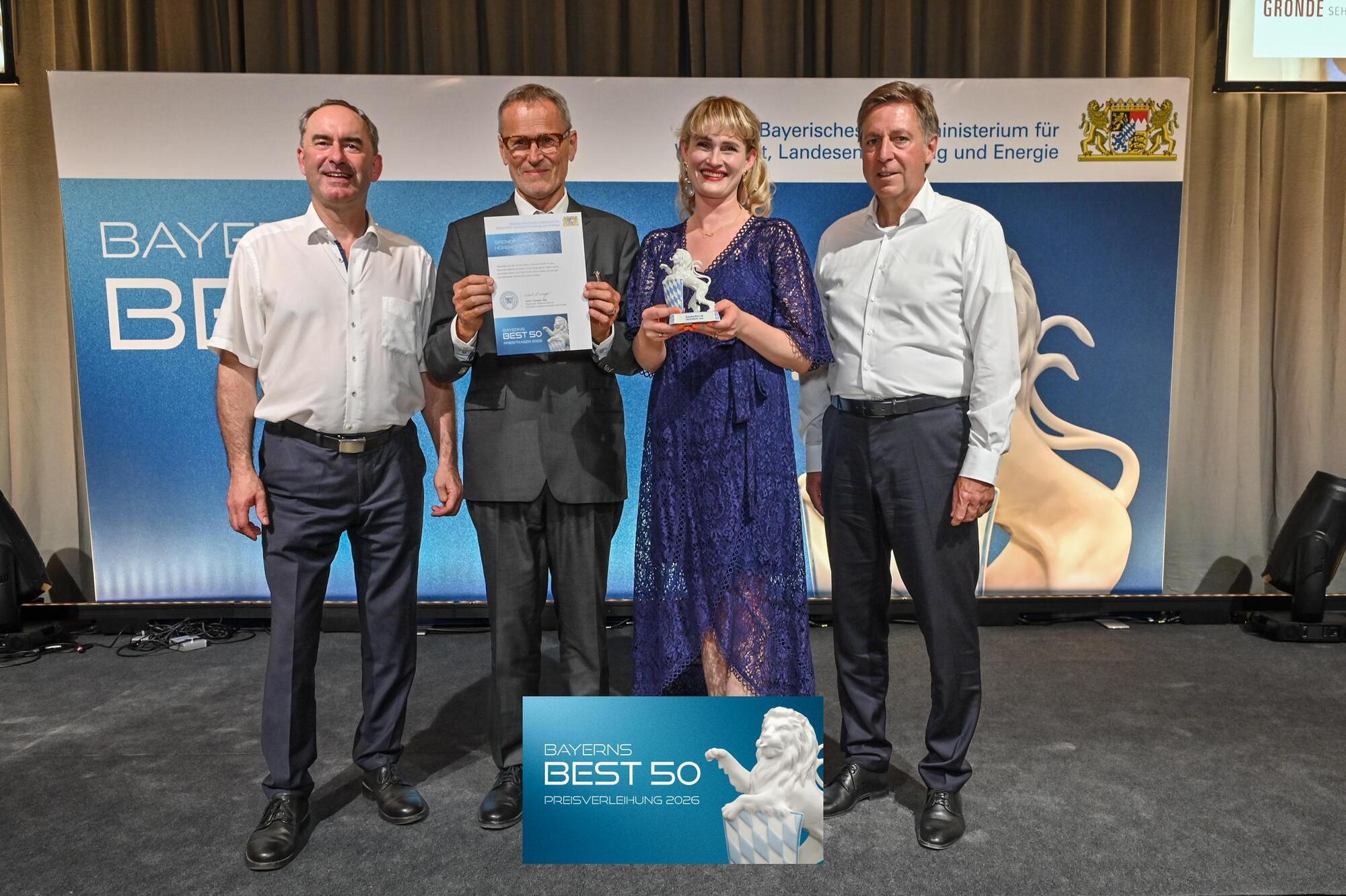 Geschäftsführerin Lena Gronde (2. v.r.) und Clemens Gronde (2. v.l.), Minister Hubert Aiwanger (l.) bei der Preisverleihung von Bayerns Best 50 in Schloß Schleißheim. Foto: Gronde Sehen &amp; Hören GmbH