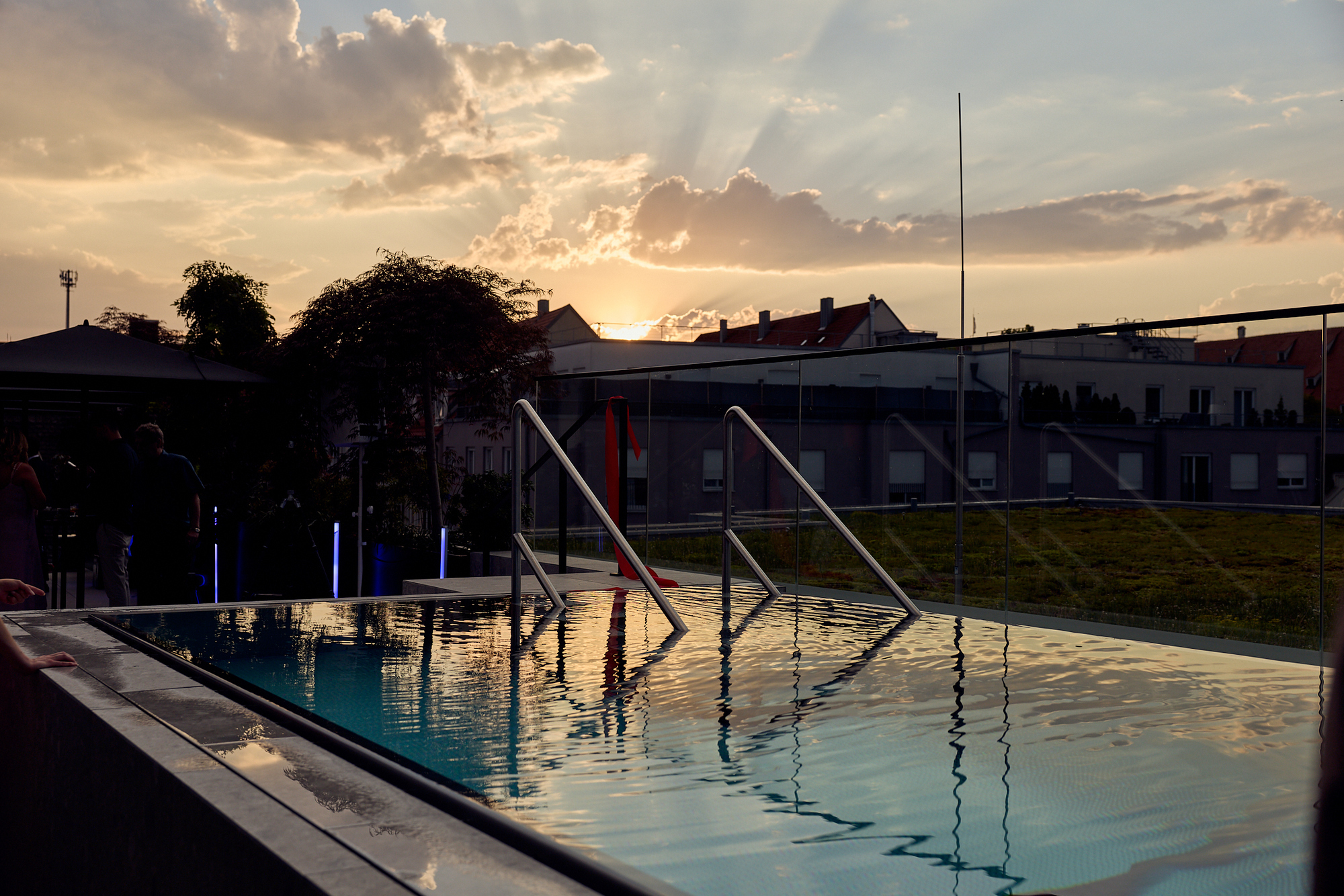 Der Rooftop-Pool des Hotel Maximilian's ist in Augsburg einzigartig. Foto: Hotel Maximilian's / Andreas Kusy Photography