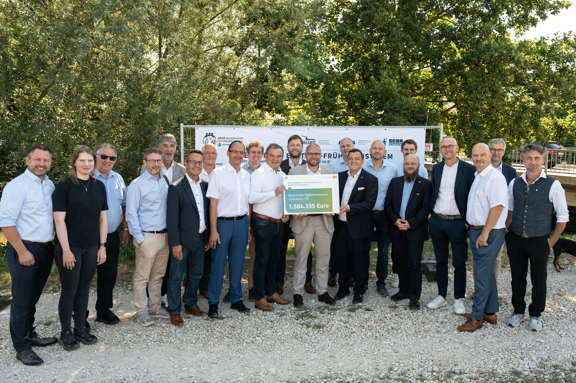Bayern fördert KI-gestütztes Hochwasser-Frühwarnsystem mit weiteren Zuschüssen. Den Förderbescheid übergab Digitalminister Fabia