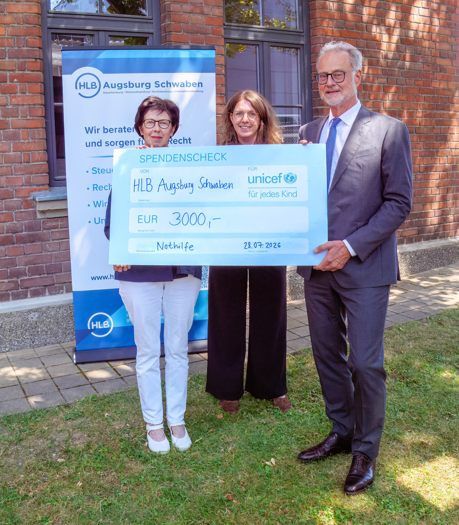 (v.l.n.r.): Irmgard Künz, Leiterin der Unicef-Arbeitsgruppe Augsburg, Katharina Kolos, Mitarbeiterin der Kanzlei, und Kanzleipar