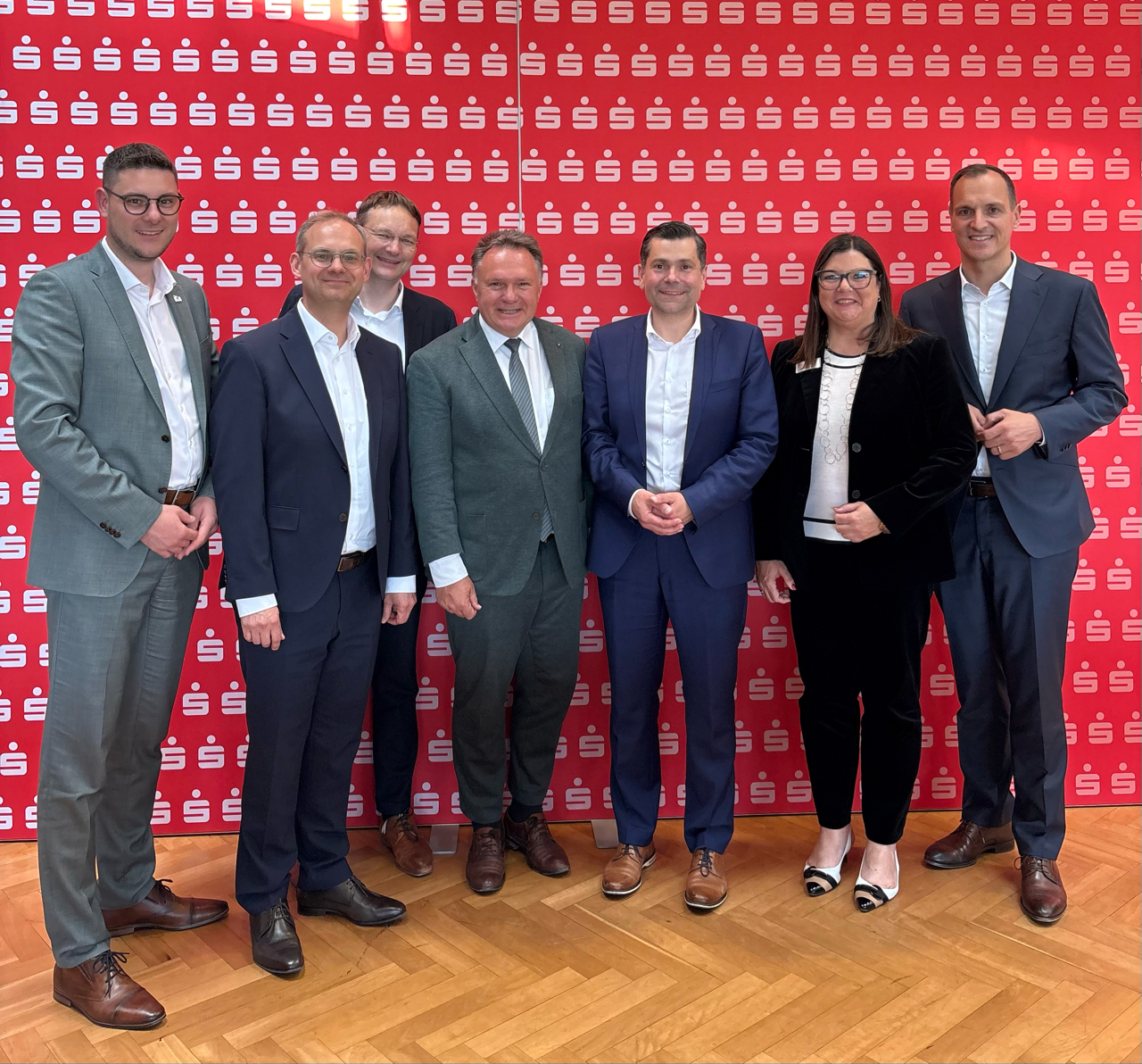 Der neu gewählte Vorstand des Sparkassen-Bezirksverbandes Schwaben, von links: Michael Dinkelmeier, Martin Jenewein, Dr. Hans Reichhart, Stefan Bosse, Dr. Florian Freund, Sandra Peetz-Rauch und Daniel Gastl. Nicht im Bild: Oliver Haecker Foto: SSKA
