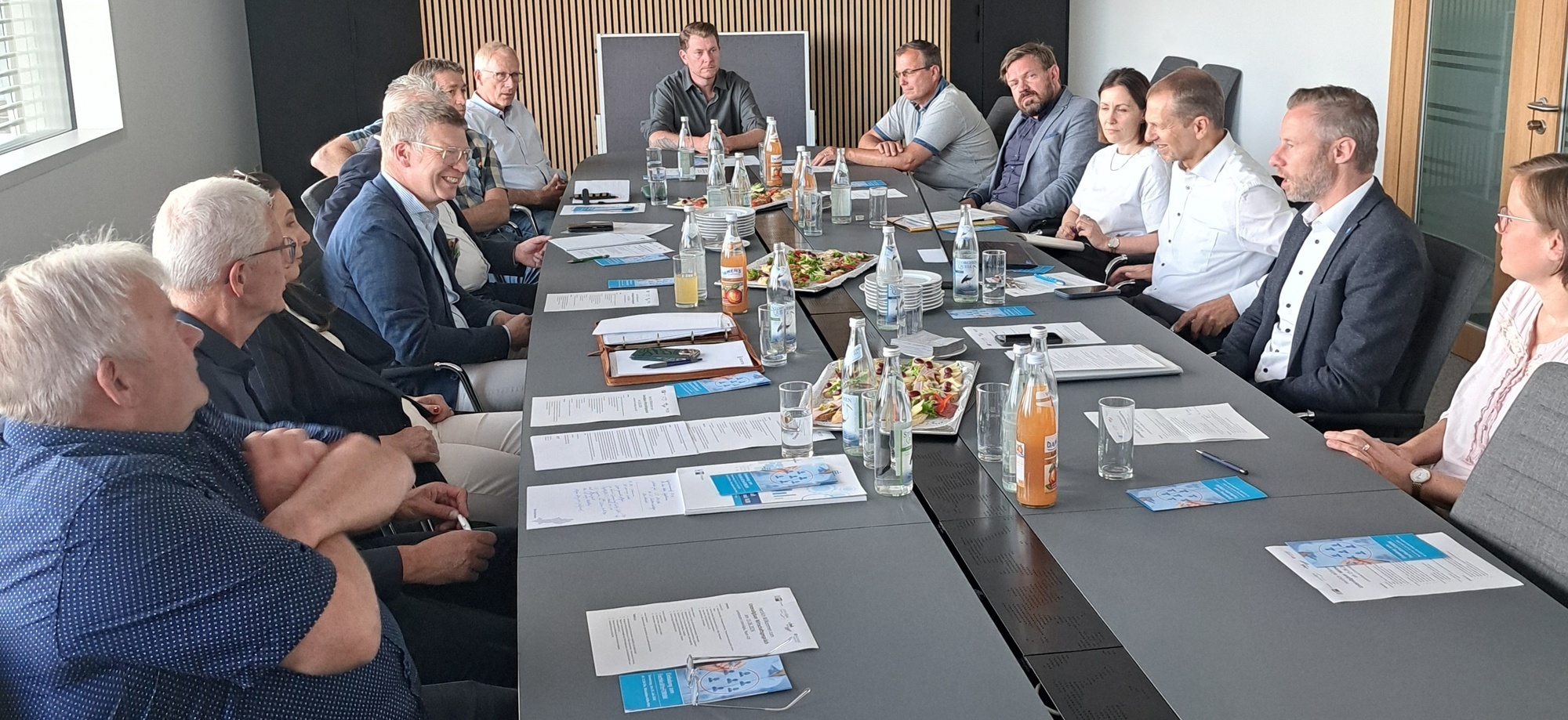 Landrat Alex Eder lädt Vertreter aus Wirtschaft und Verwaltung zu einem Gespräch ins Landratsamt Unterallgäu ein. Auf dem Plan s