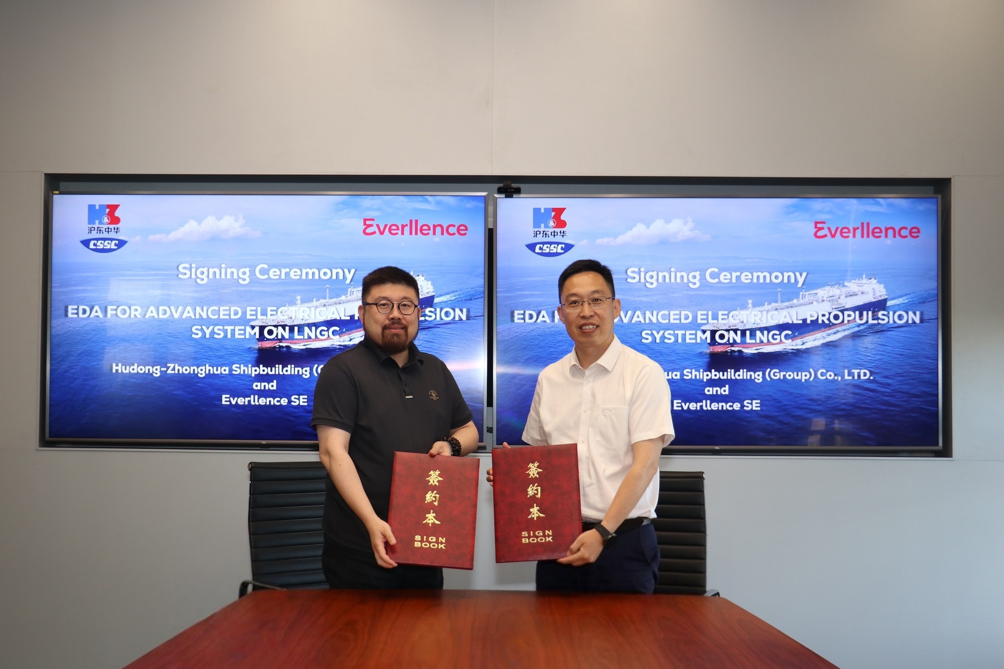 Pan Ke (l.) von Four-Stroke Everllence China und Yang Chunhua von Hudong-Zhonghua haben den Vertrag für die Partnerschaft unterzeichnet. Everllence und Hudong-Zhonghua entwickeln zusammen einen neuen LNG-Tanker. Foto: Everllence