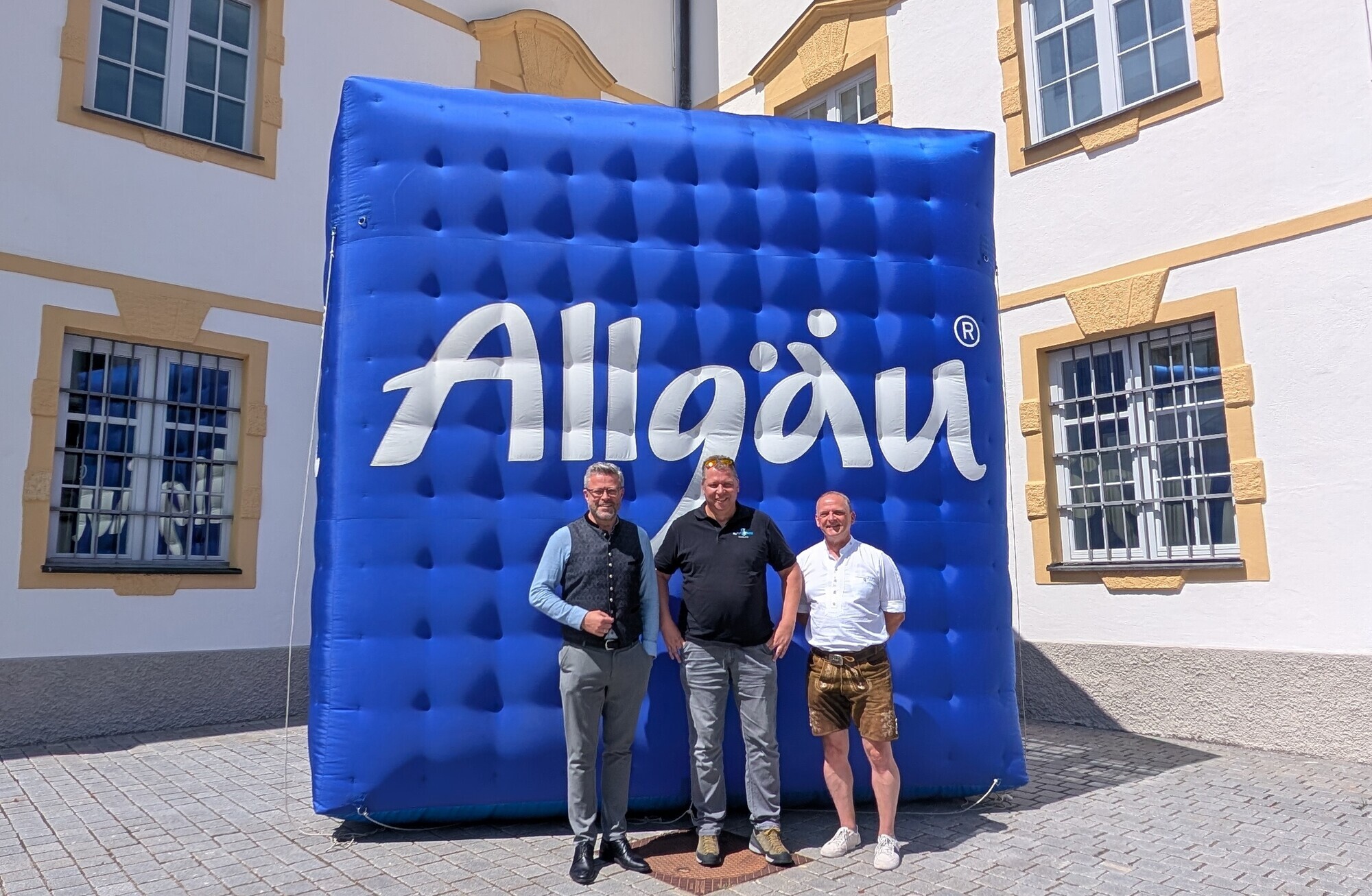 Stefan Egenter (l.), Beiratsvorsitzender Ralf Speck (Mitte) und Klaus Gehrer (r.). Egenter und Gehrer sind das neue Führungsduo der ATB. Foto: Allgäu-Tirol-Bergwelt GmbH