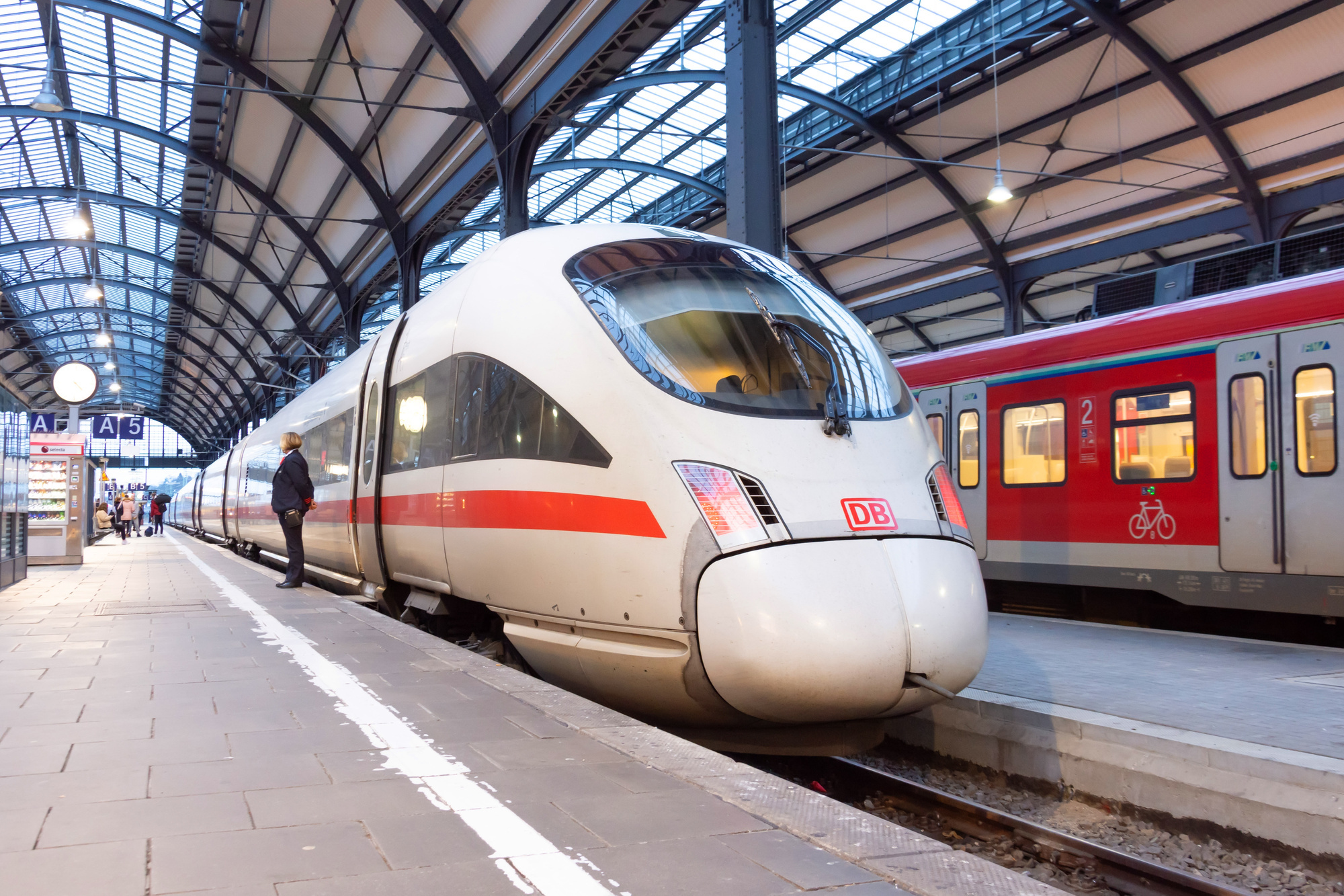Die Grünen wollen den Fernverkehr in Deutschland verbessern. Dafür haben sie im Bundestag einen Gesetzesentwurf eingebracht. Foto: Adobe Stock/ aapsky