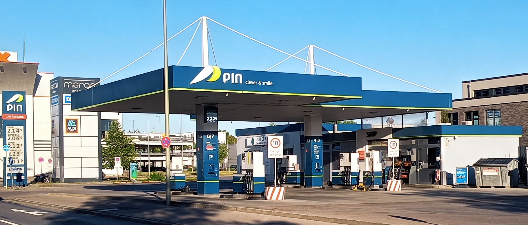 An der PIN-Tankstelle in Augsburg, Meraner Straße, kann jetzt HVO getankt werden, ein alternativer Dieselkraftstoff für emissionsärmere Mobilität. Foto: Präg