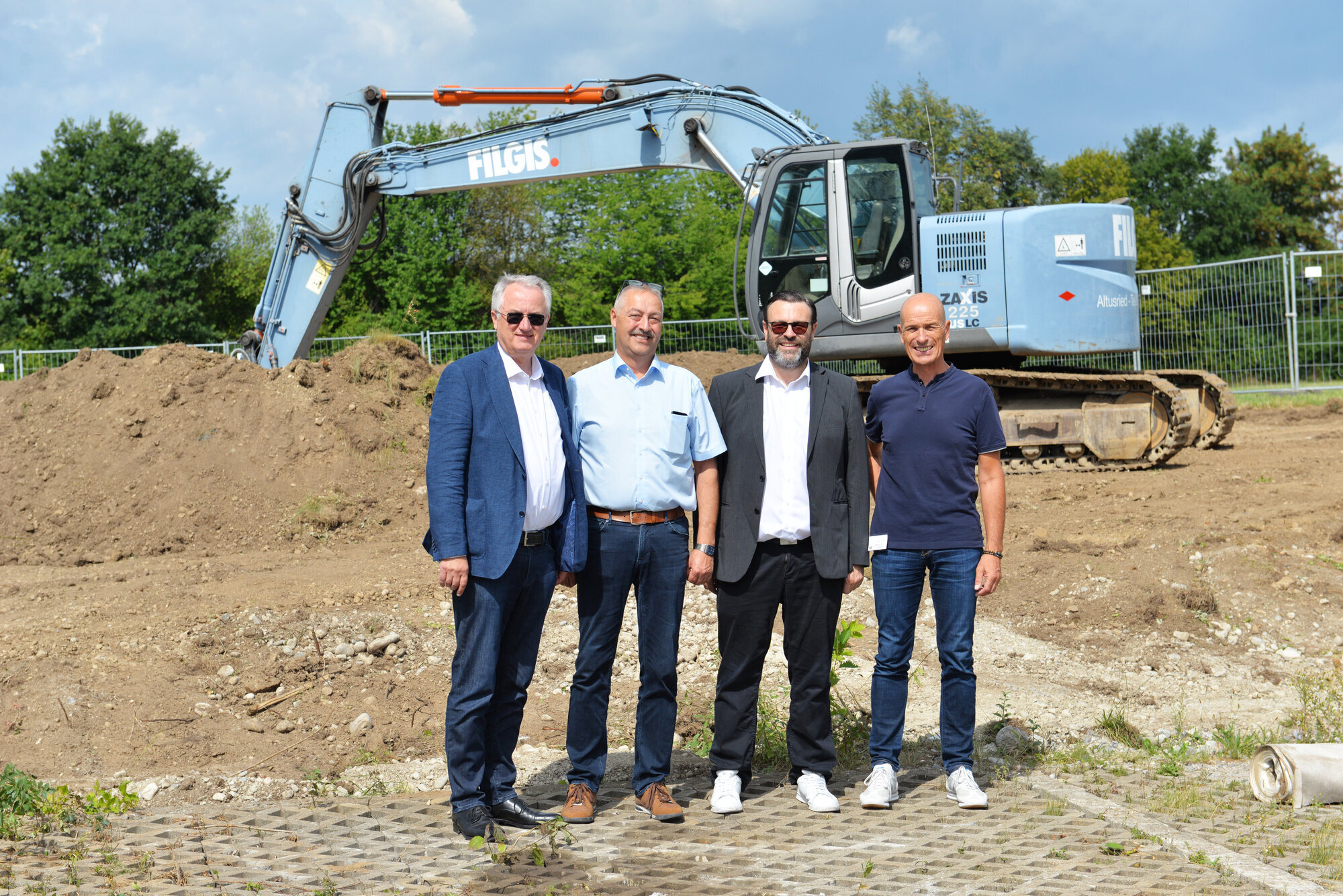 Auftakt für die neue Forschungshalle von Maha (von links): Friedrich Hesemann, Geschäftsführer, Stefan Schiegg, Einkaufsleiter, und Dr. Peter Geigle, Geschäftsführer der MAHA, sowie Uwe Mokrani, geschäftsführender Gesellschafter der Mokrani Systembau GmbH. Foto: Maha