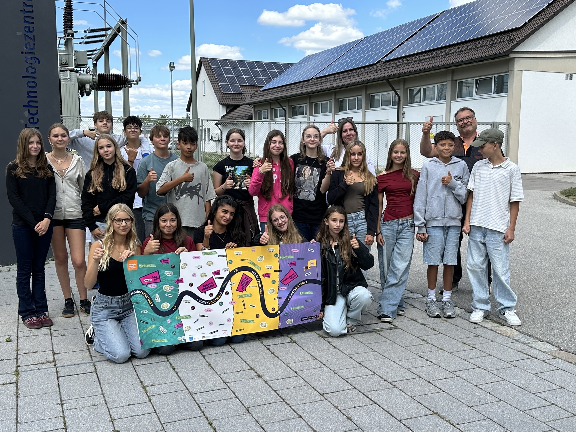Das Bildungsprogramm „code your way“ vermittelt Jugendlichen erste Kenntnisse im Programmieren und zeigt mögliche Berufsperspektiven auf. Bild: Technik Zukunft in Bayern