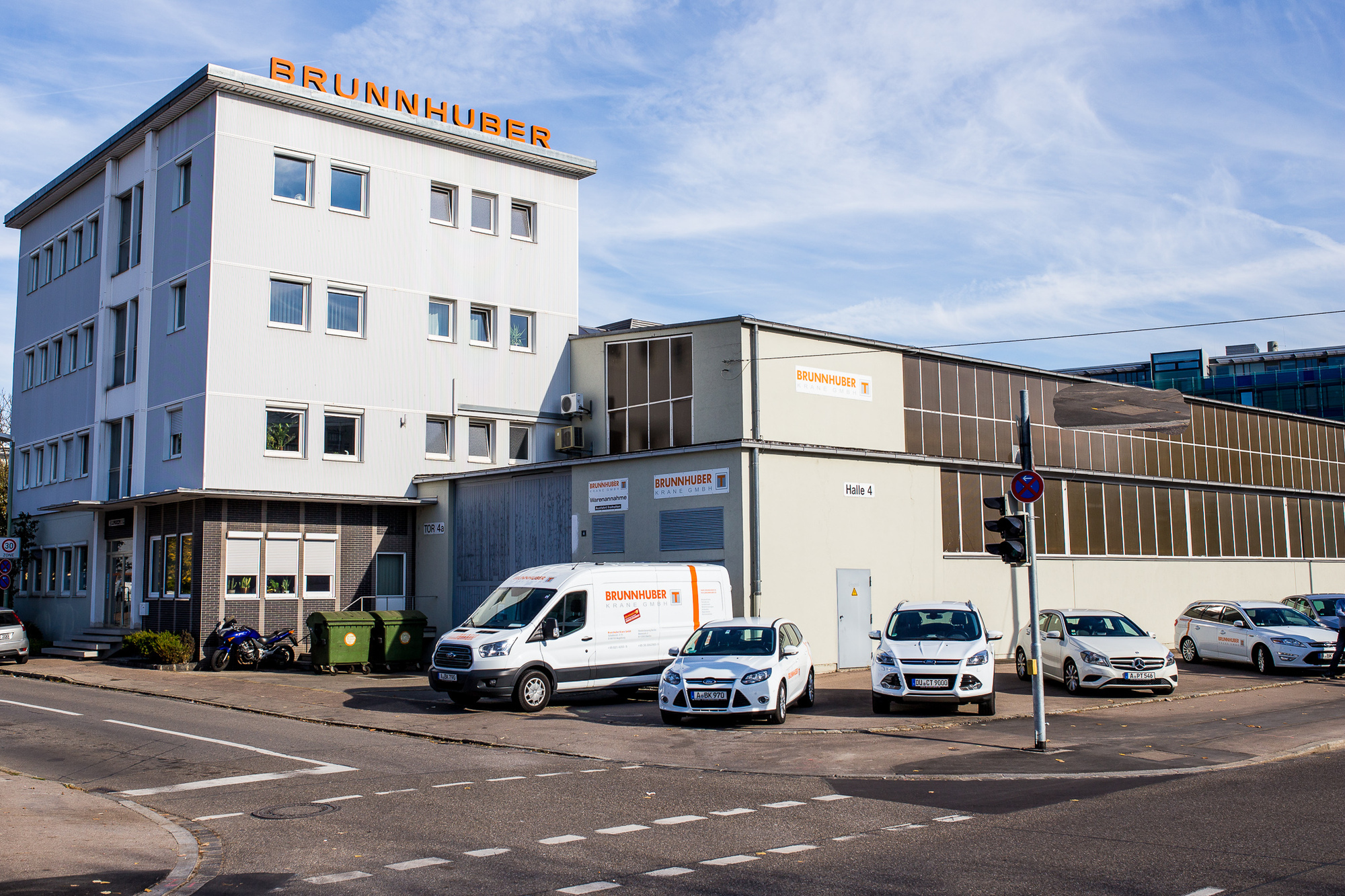 Noch ist Brunnhuber Krane hier in Augsburg-Oberhausen. Doch bis Ende 2027 muss der Kranhersteller umziehen und sucht einen neuen Standort. Foto: Brunnhuber Krane GmbH