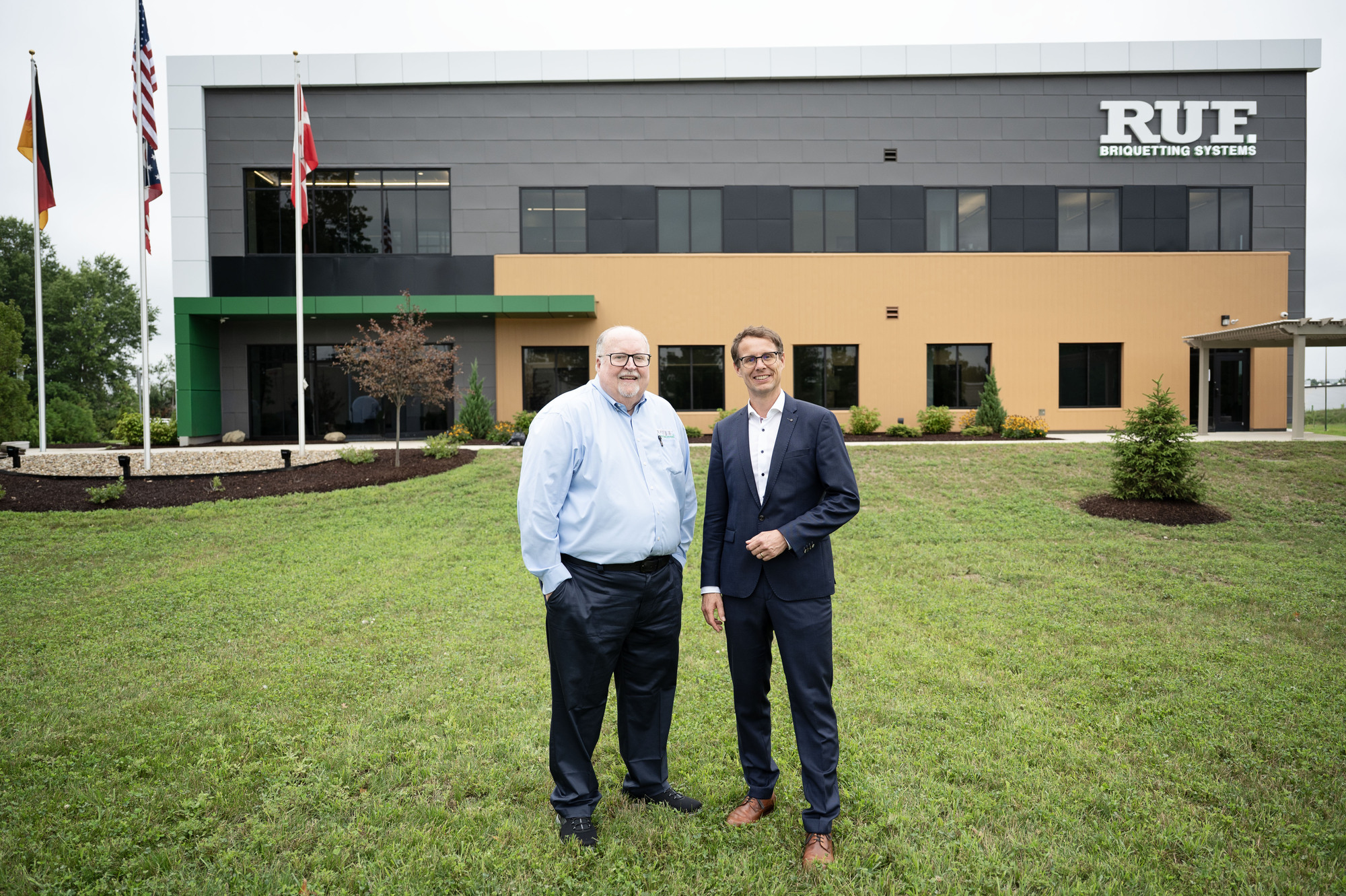 Roland Ruf (rechts), Geschäftsführer der Ruf Gruppe, und Jim Weist, CEO der Ruf US Inc., vor der neuen Niederlassung in North Ridgeville, Ohio. Foto: Ruf