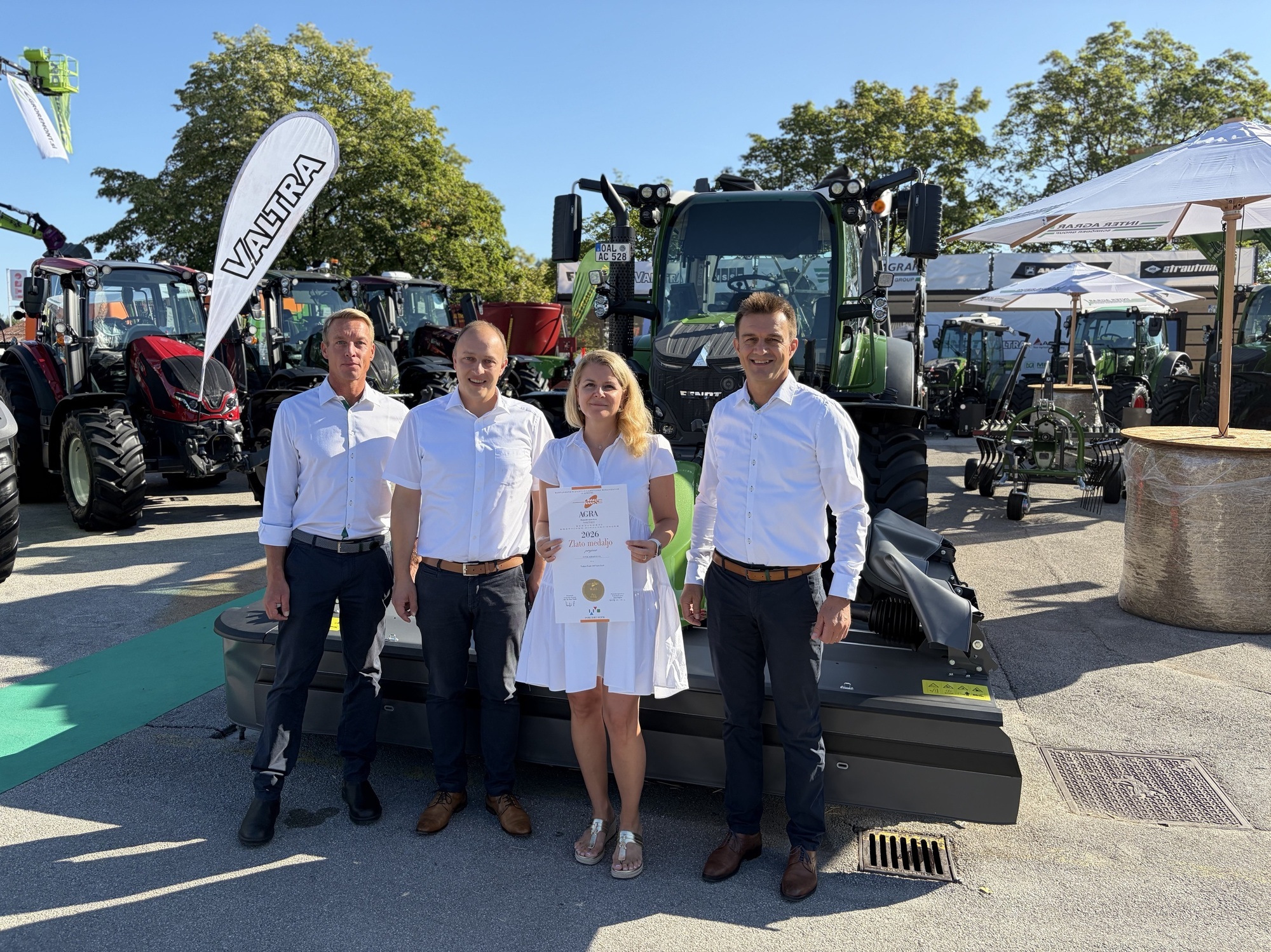 Von links: Florian Tschirschnitz (Fendt Marketing Manager CEE), Carsten Schröder (Geschäftsführung Schröder-Gruppe), Ajda Brazda Mlakar (Geschäftsführerin Inter Agrar) und Vitezslav Chrapavy (Product Expert Fendt Tractors CEE). Foto: Fendt