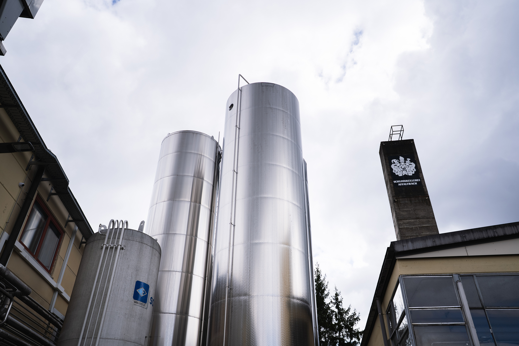 Der 75.000-Liter Trinkwasserspeicher ermöglicht es, überschüssigen Solarstrom indirekt zu speichern und den Eigenverbrauch der PV-Anlage um mehr als 20 Prozent zu erhöhen. Foto: Grünbeck
