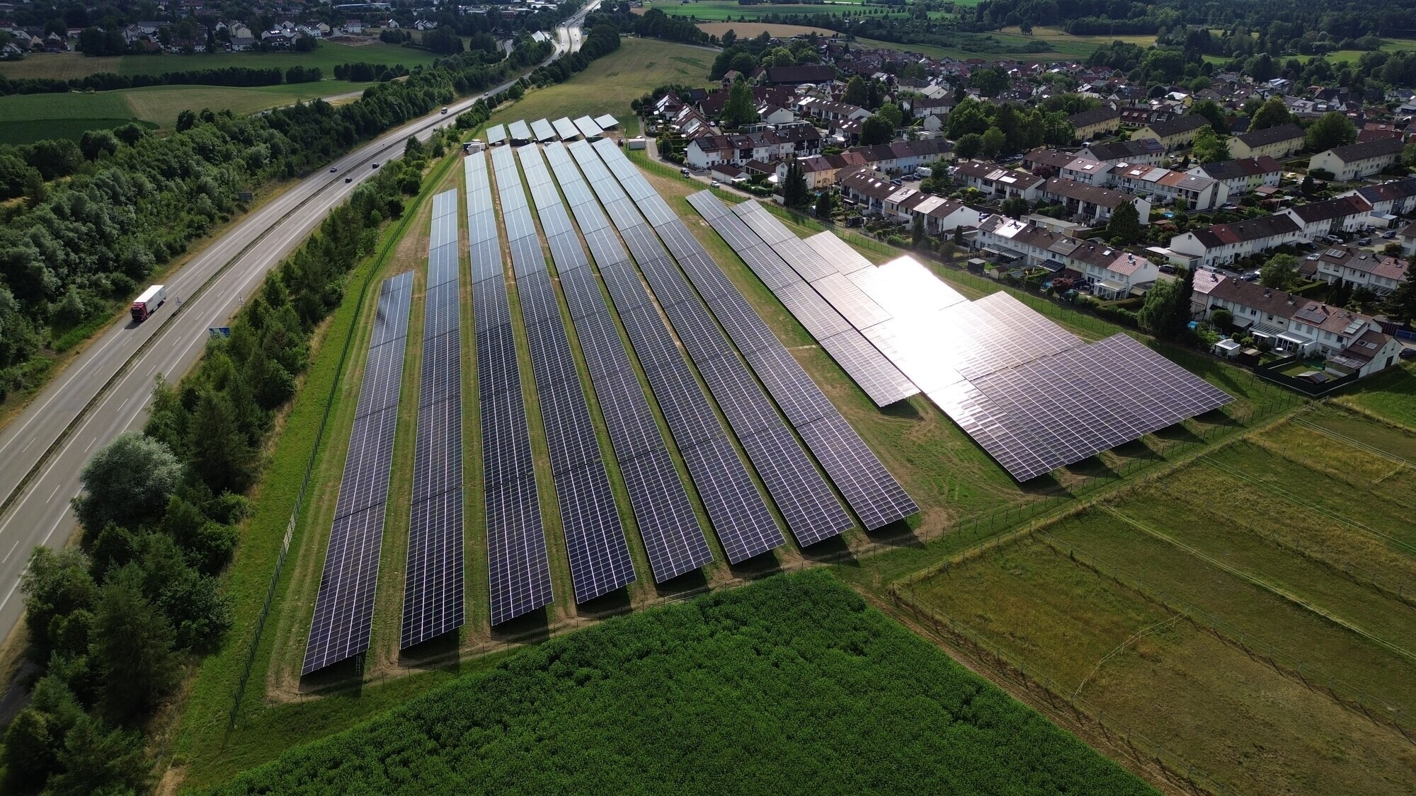 Der Solarpark Trunkelsberg liegt neben der A96. Foto: Thorsten Öhme