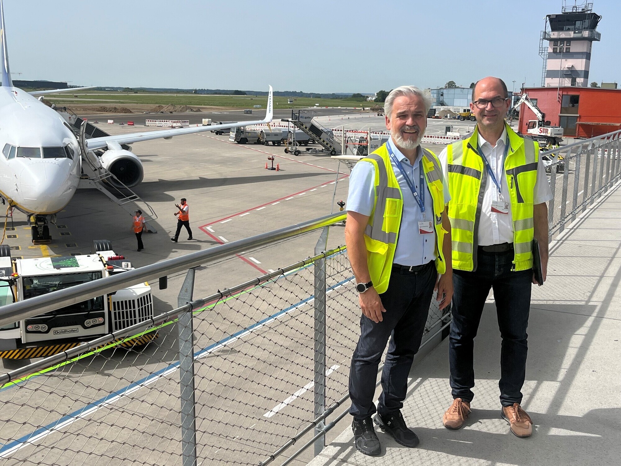 Sie bauen für die Zukunft des Flughafens Memmingen: Dominik Stroick (rechts), Bereichsleiter Infrastruktur, und Airport-Geschäftsführer Ralf Schmid. Foto: Flughafen Memmingen