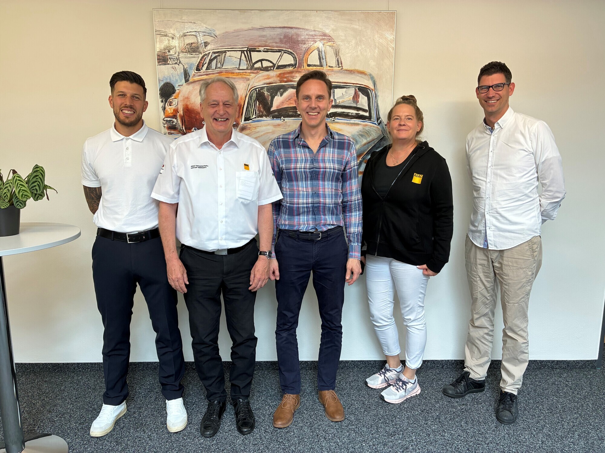 Eine Deligation des Royal Automobile Club of Western Australia hat das ADAC Fahrsicherheitszentrum in Augsburg besucht um sich über die Sicherheit von Fahranfängern auszutauschen. Foto: ADAC Fahrsicherheitszentrum