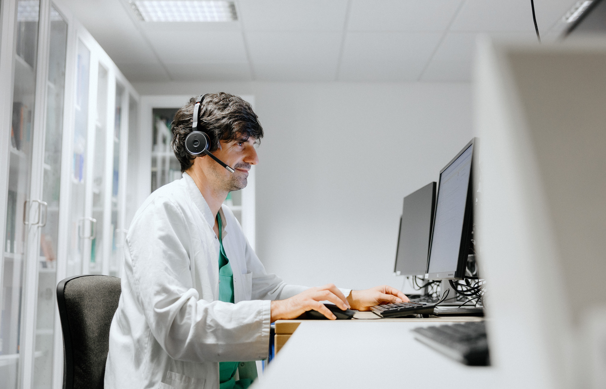 Prof. Simon,Leiter der Sektion Operative Intensivmedizin, begleitet die neue Televisite aus dem Universitätsklinikum Augsburg gemeinsam mit weiteren Kollegen. Foto: Universitätsklinikum Augsburg