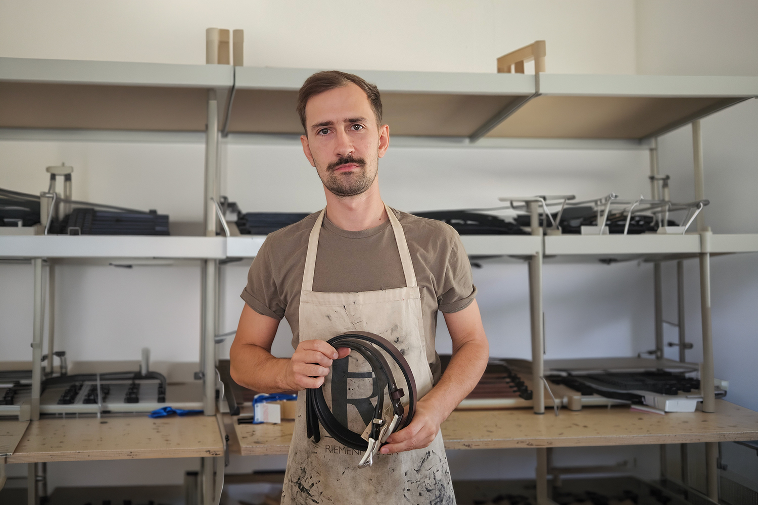 Christian Huber ist Geschäftsführer der Ledermanufaktur Riemenmeister aus Augsburg. Die PPWR schränkt sein Geschäft ein. Foto: Riemenmeister GmbH