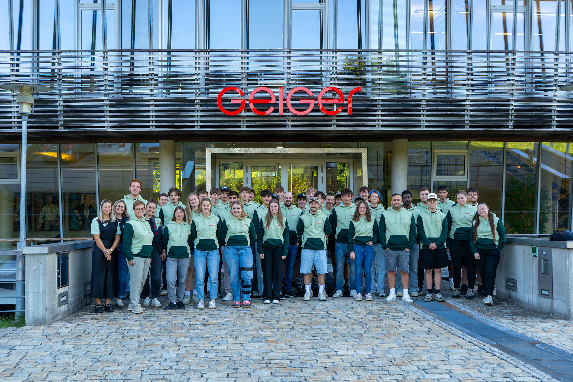 <p>41 neue Auszubildende und Studenten starteten Anfang September bei Geiger in Oberstdorf.<br> Foto: Geiger Group</p>