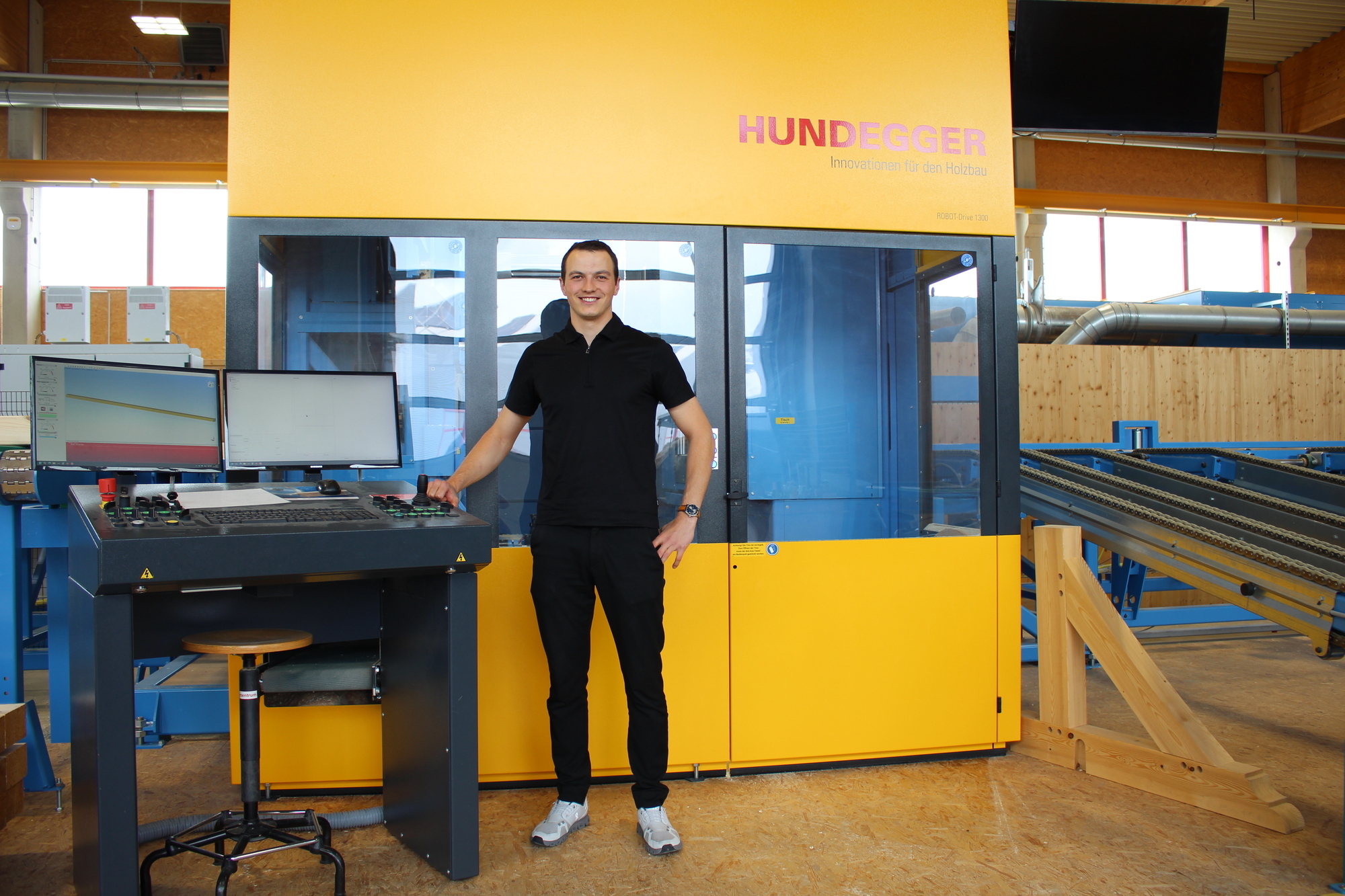 Josef Hundegger, Vorstandsvorsitzender der Hans Hundegger AG in Hawangen. Mit solchen CNC-Maschinen ist das Unternehmen Weltmarktführer. Foto: B4B/ Katharina Seeburger