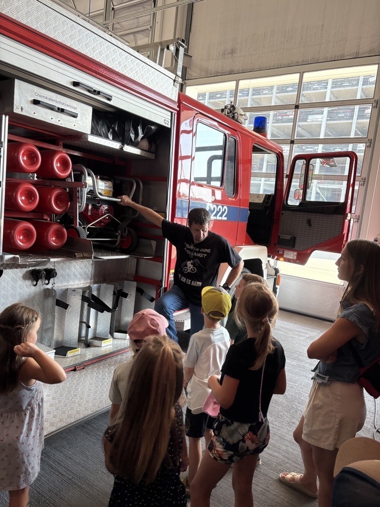Bei einer Werksführung durften die Kinder des Liebherr-Ferienprogramms die Arbeitsplätze ihrer Eltern kennenlernen.