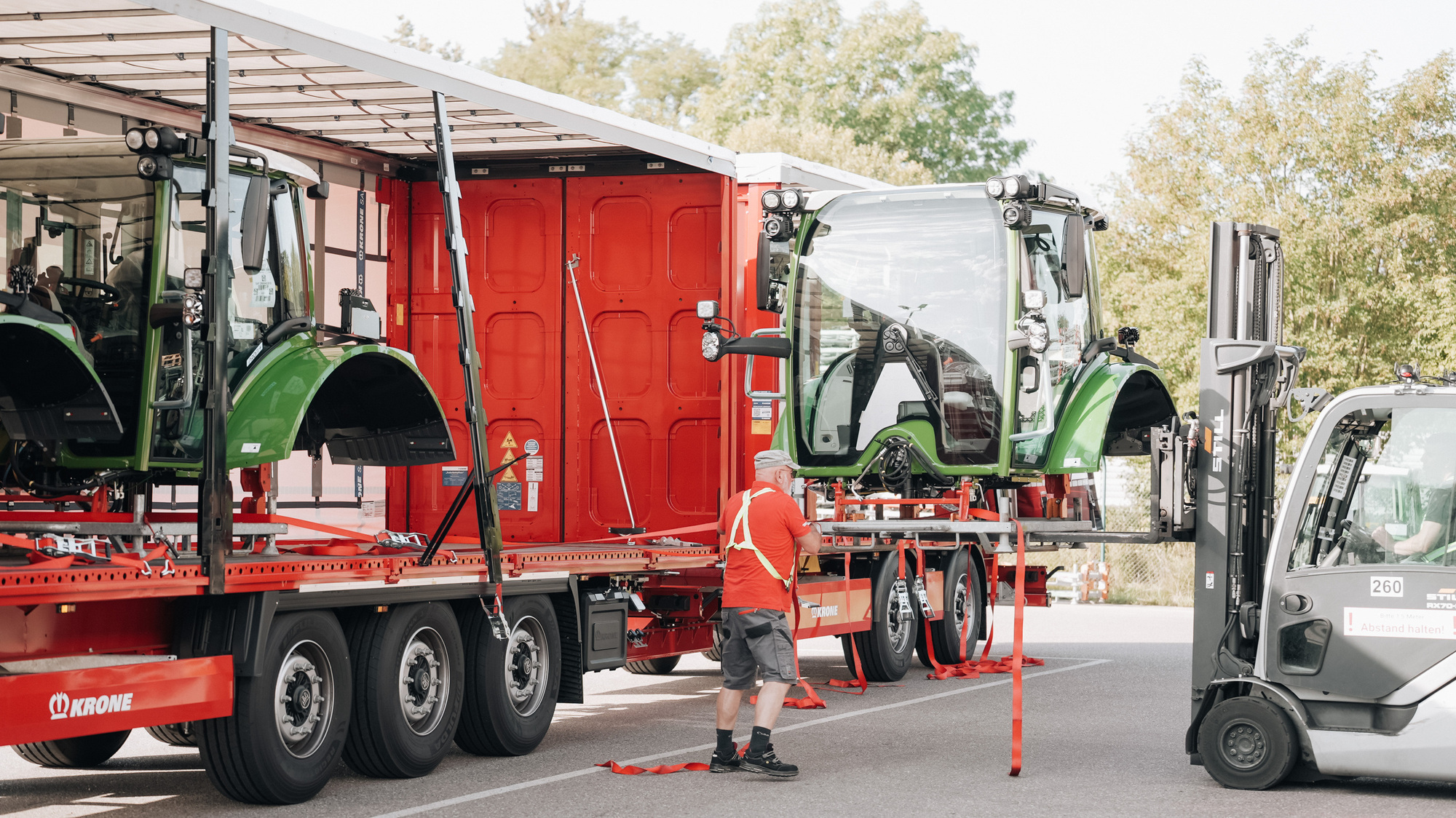 Eine Fendt-Traktorkabine wird in einen E‑Lkw von Ansorge Logistik geladen. Fendt setzt jetzt auf E-Lkw, um seine Traktorkabinen von Asbach-Bäumenheim nach Marktoberdorf zu transportieren. Foto: AGCO/Fendt