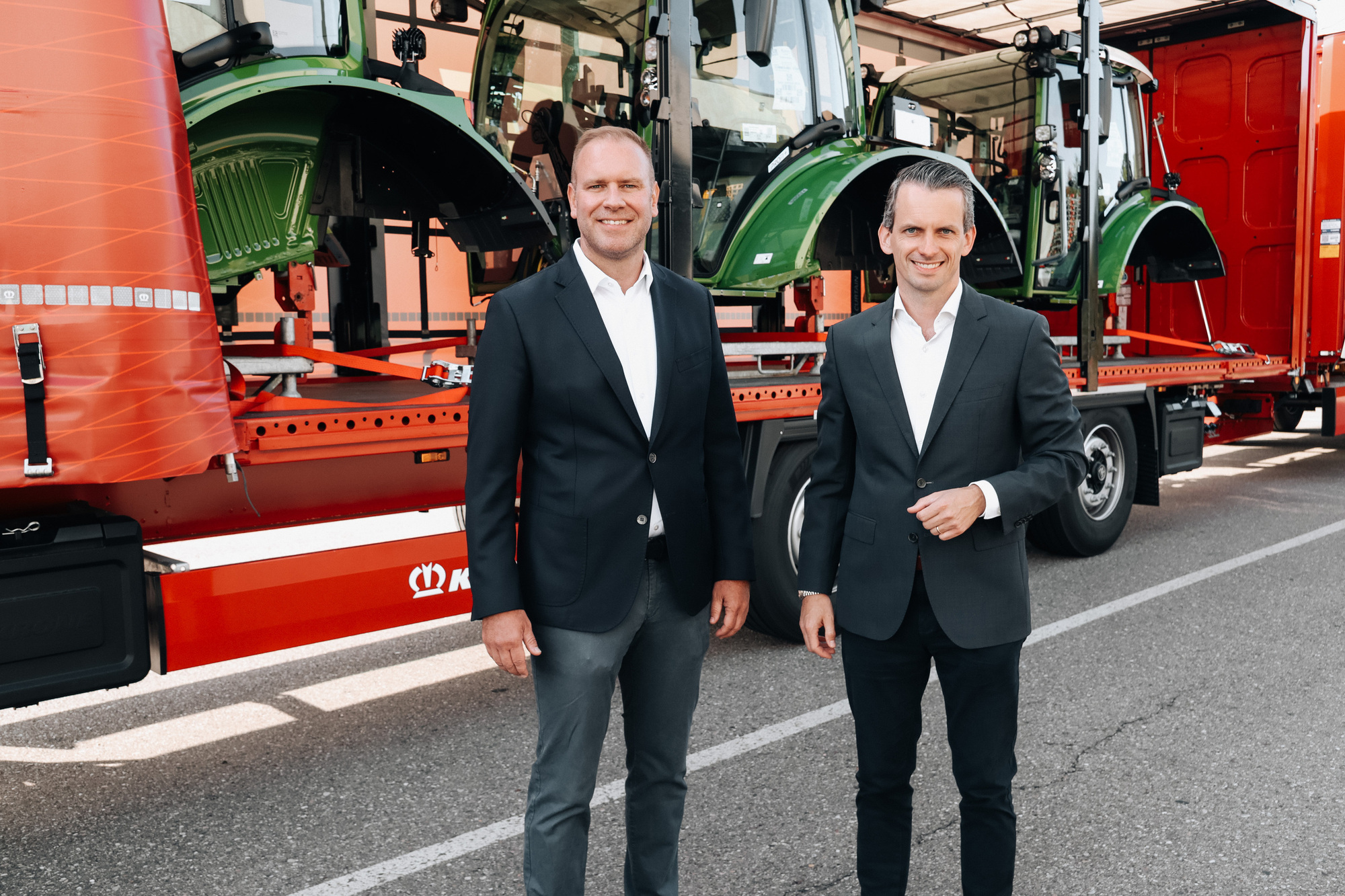 Jochen Gnann (l.), Werksleiter bei Fendt in Asbach-Bäumenheim, und Benedikt Roßmann (Geschäftsführer Ansorge Logistik). Foto: AGCO/Fendt